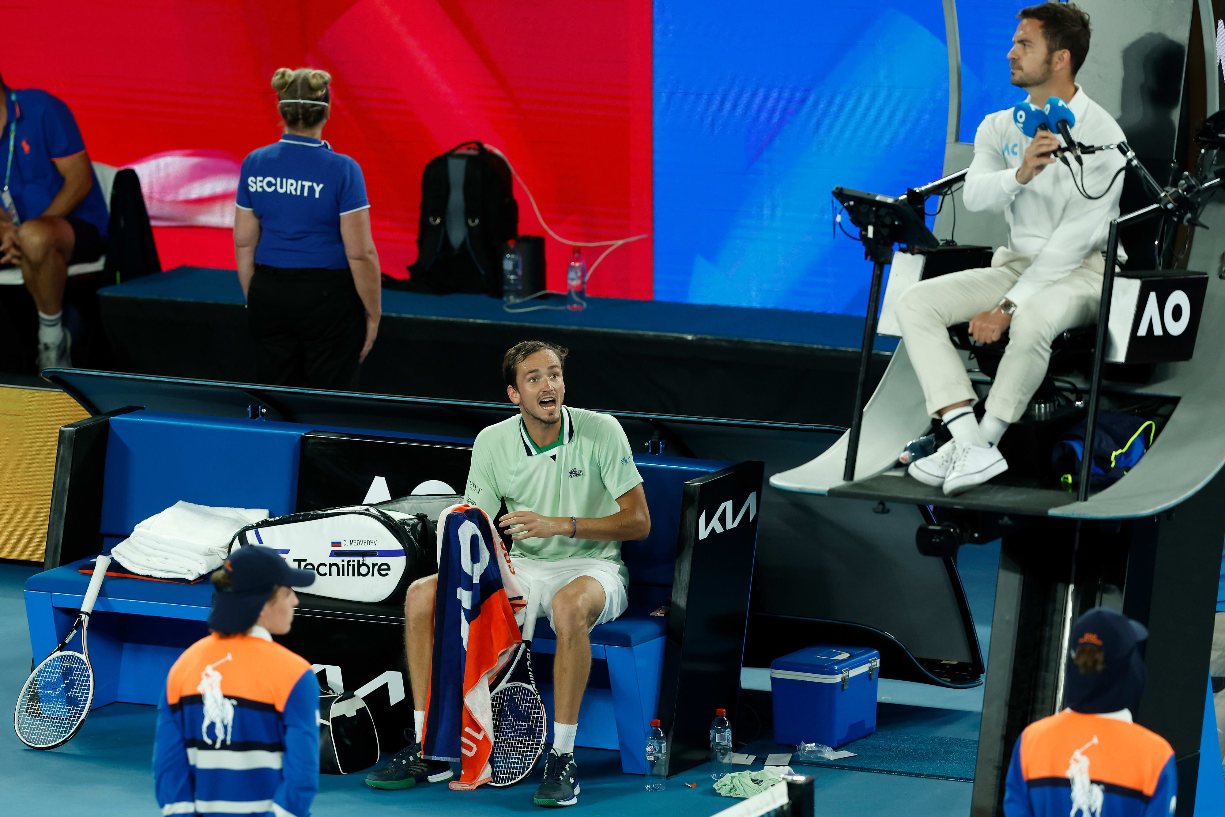 הטניסאי הרוסי דניל מדבדב צועק על שופט באליפות אוסטרליה
