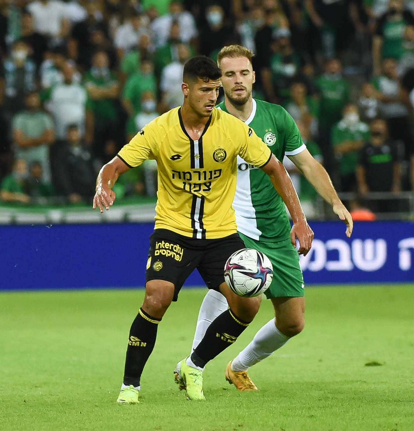 שחקן מכבי נתניה יניב מזרחי, לפני שחקן מכבי חיפה בוגדן פלאניץ'