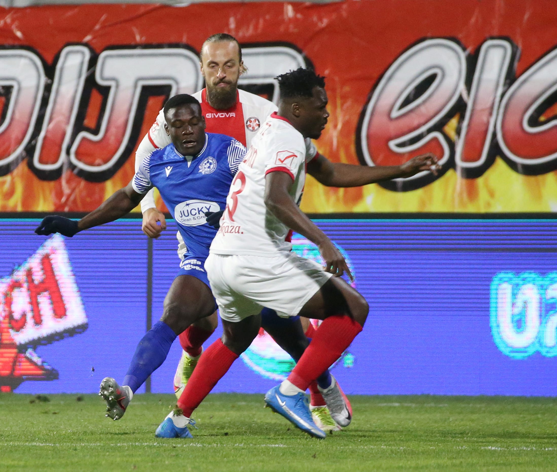 לאמק בנדה שחקן מכבי פתח תקוה מול ג'ניה ברקמן שחקן הפועל נוף הגליל, ארנסט מאבוקה