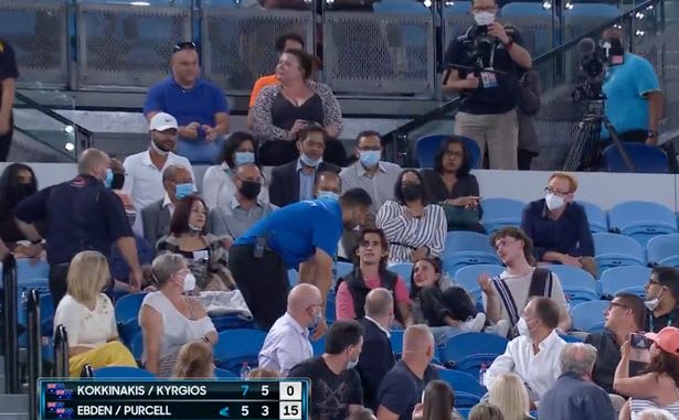 אוהד מוצא מהמגרש במשחק של קיריוס באליפות אוסטרליה