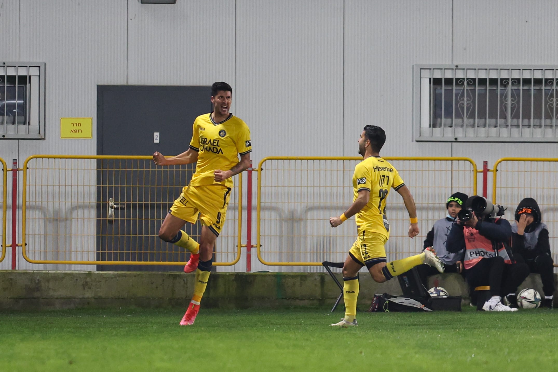 שחקן מכבי תל אביב סטיפה פריצה חוגג עם אבי ריקן