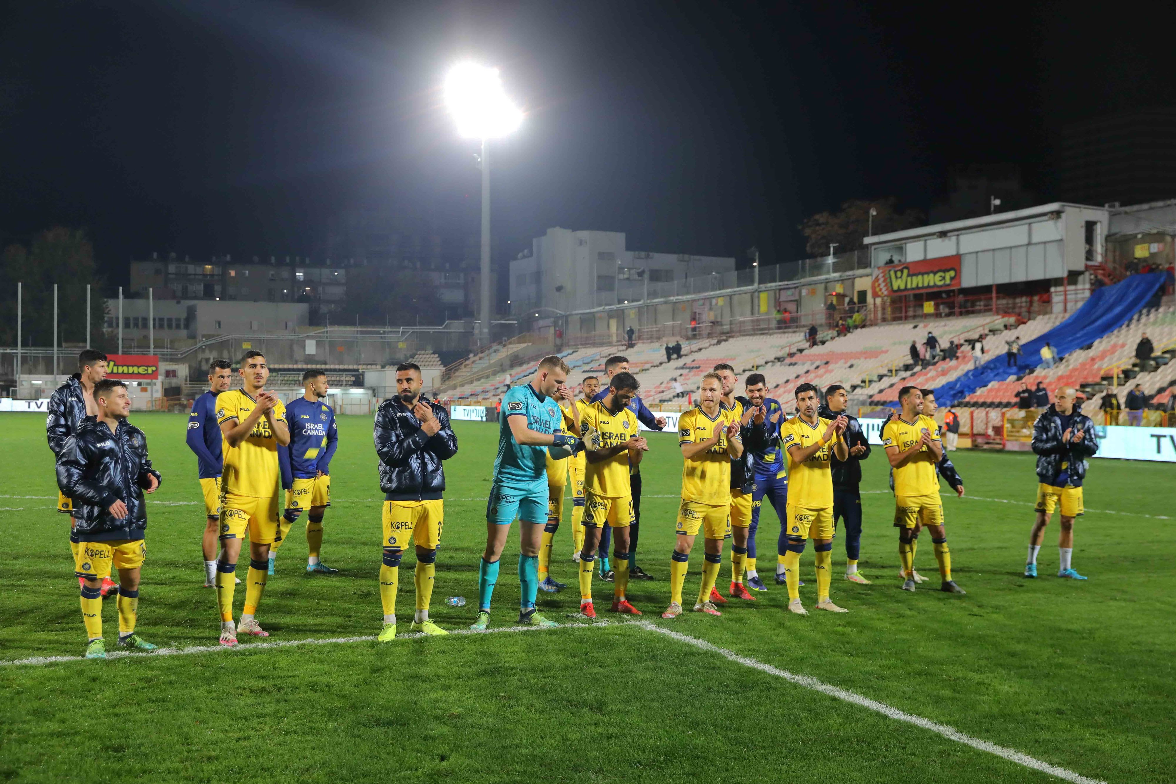 שחקני מכבי תל אביב חוגגים