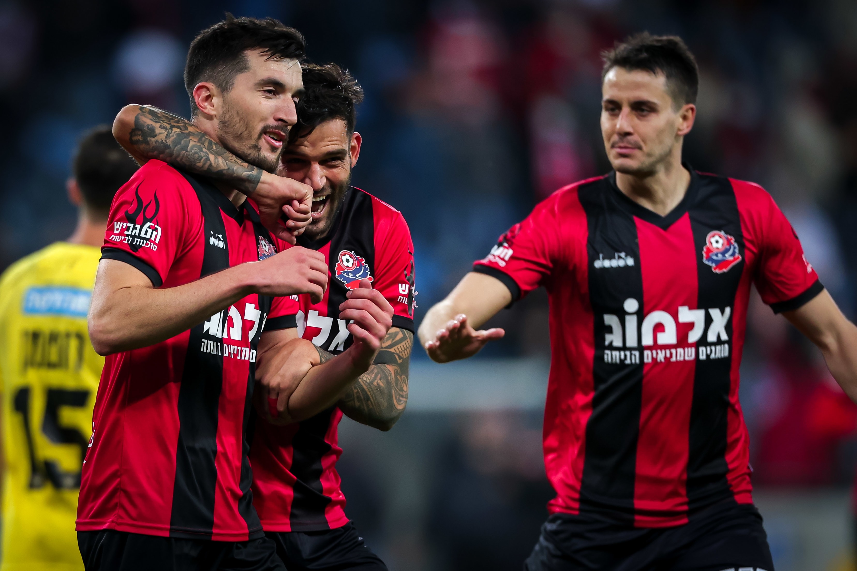 אלן אוז'בולט שחקן הפועל חיפה עם חנן ממן