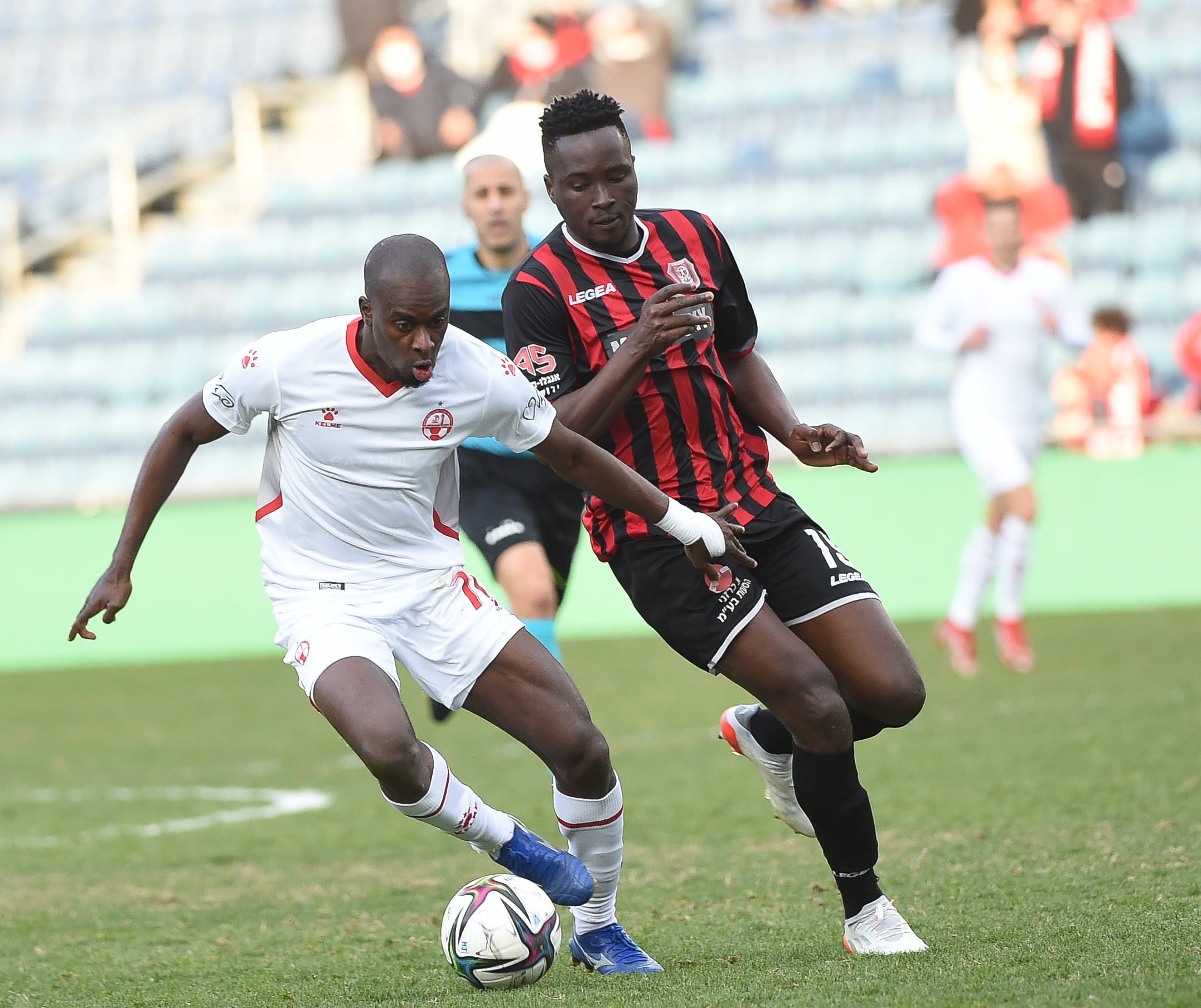 שחקן הפועל באר שבע דנילו אספרייה מול שחקן הפועל ירושלים קלייטוס נומביל