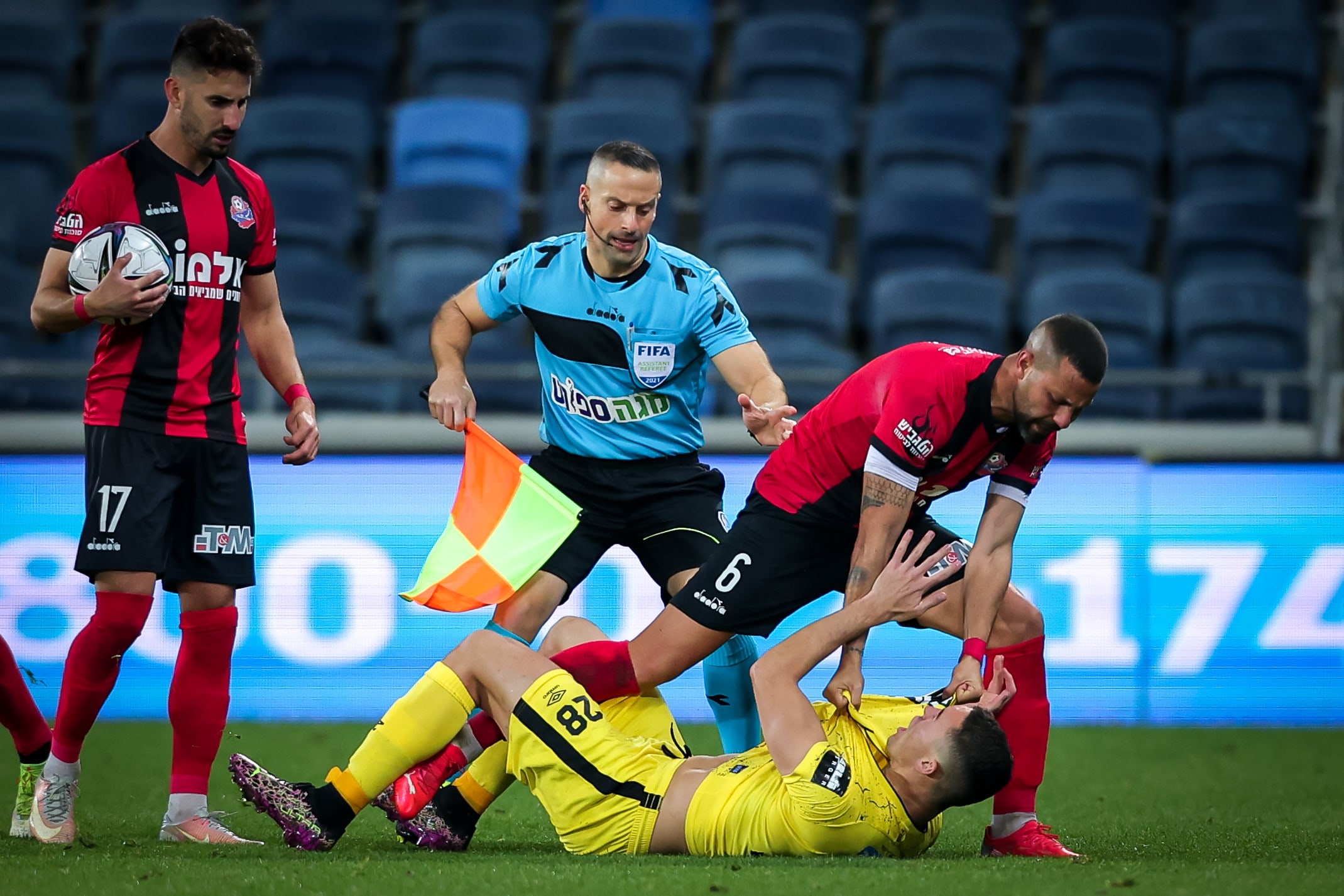 גל אראל שחקן הפועל חיפה מול רועי הרמן שחקן בית"ר ירושלים