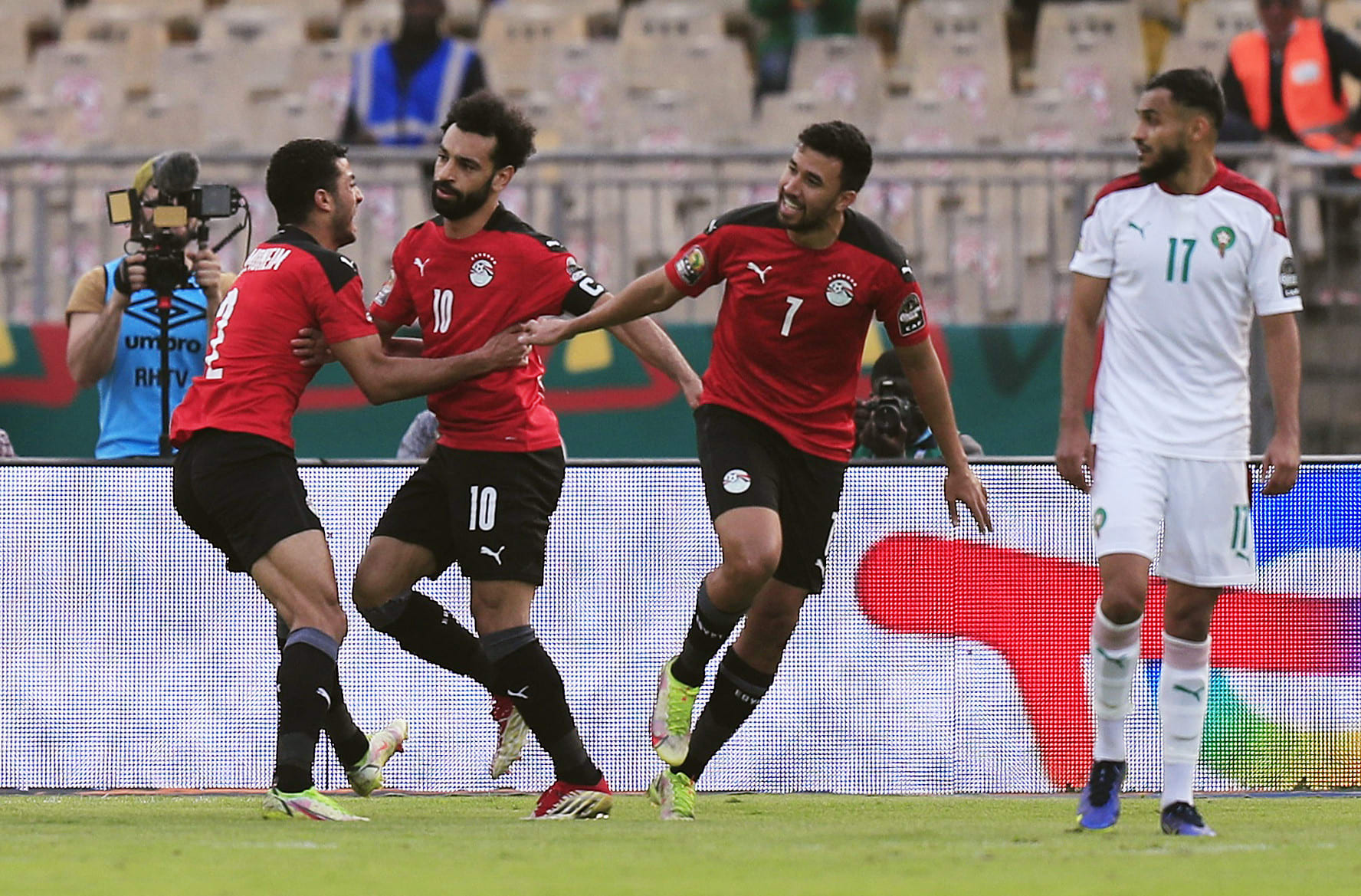 שחקני נבחרת מצרים חוגגים עם מוחמד סלאח