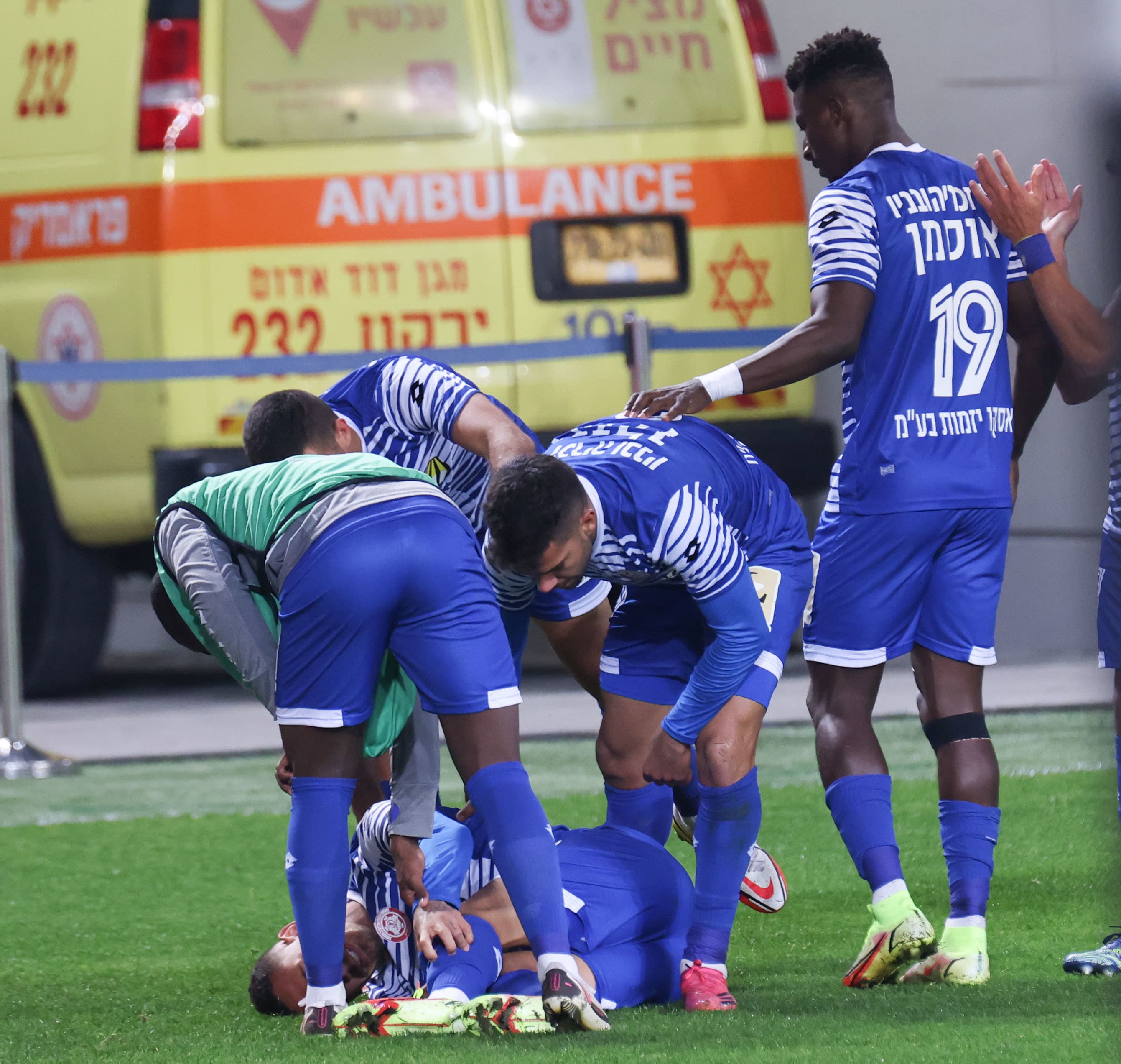 שחקני חדרה חוגגים עם גוסטבו מרמנטיני