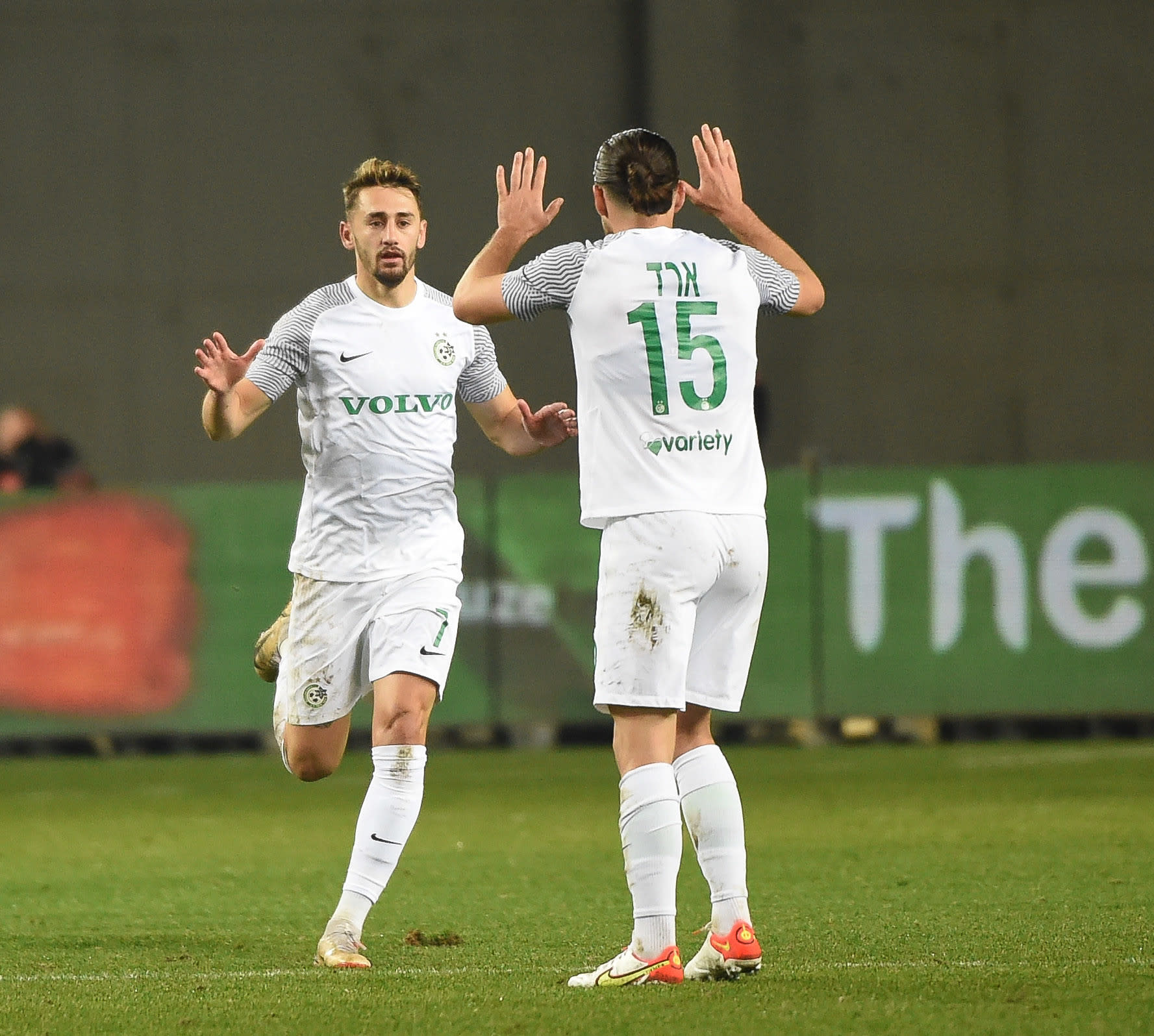 שחקן מכבי חיפה עומר אצילי חוגג עם עופרי ארד