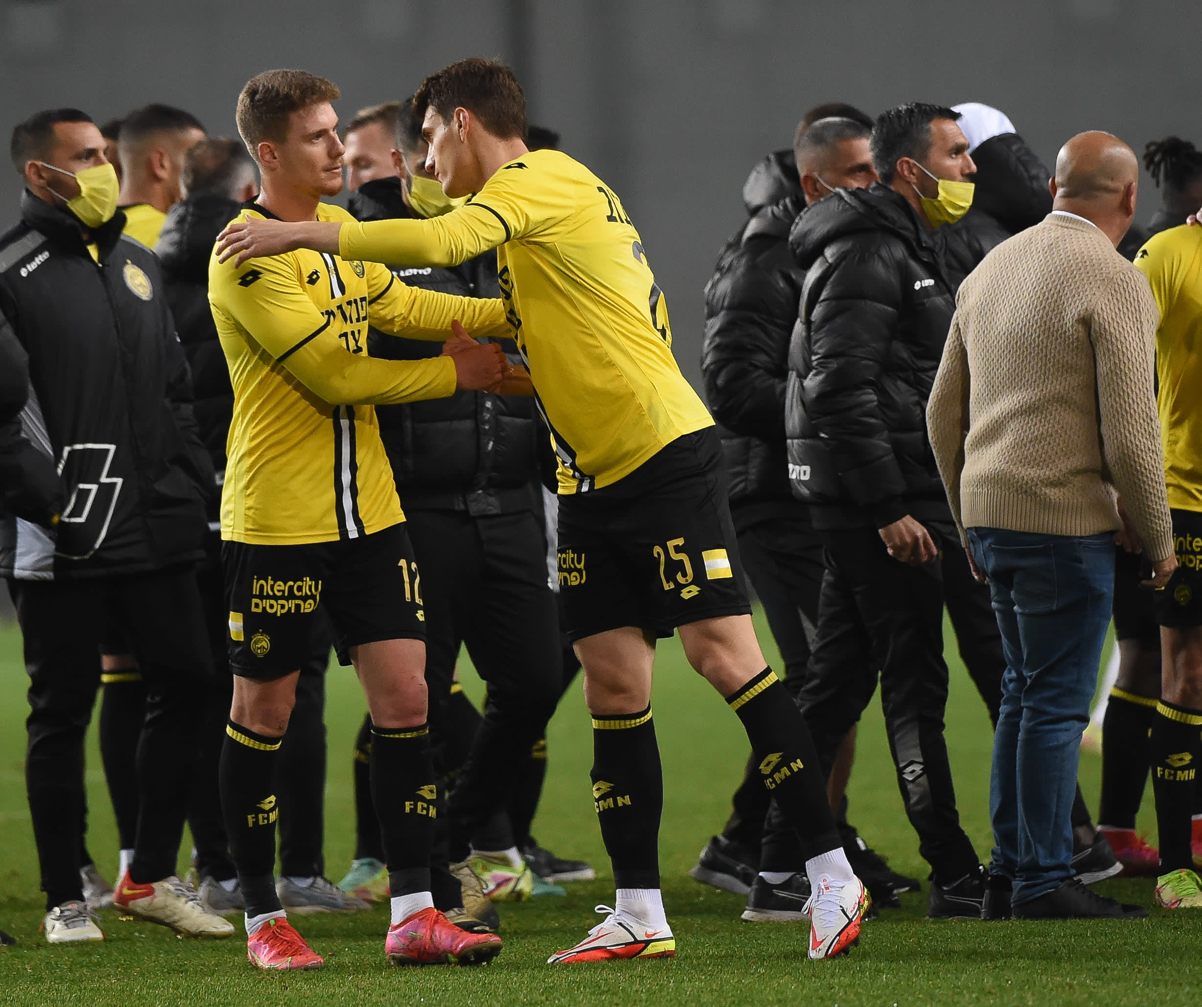 שחקן מכבי נתניה פלאמן גלאבוב עם יובל שדה