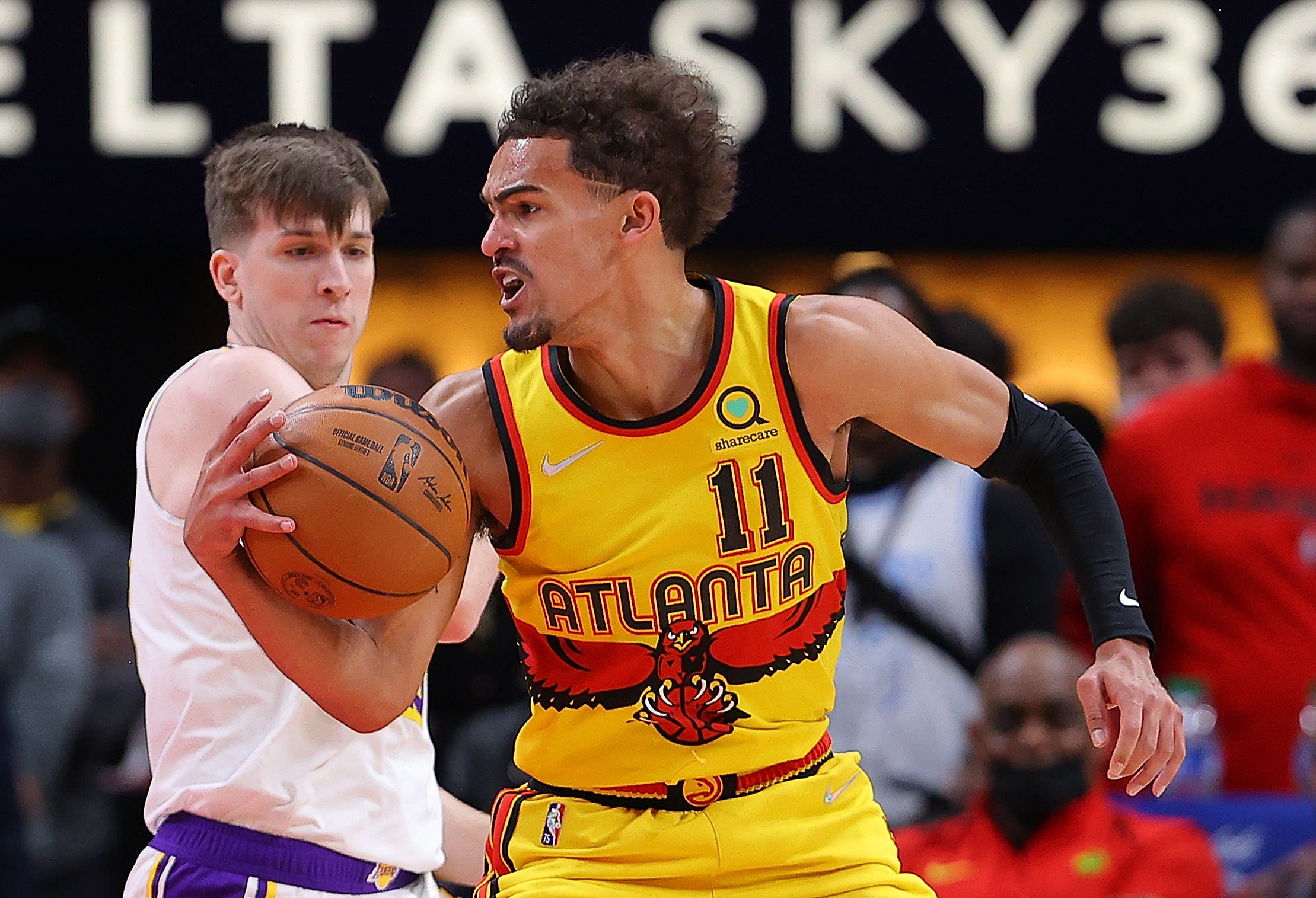 שחקן אטלנטה הוקס טריי יאנג מול שחקן לוס אנג'לס לייקרס אוסטין ריבס