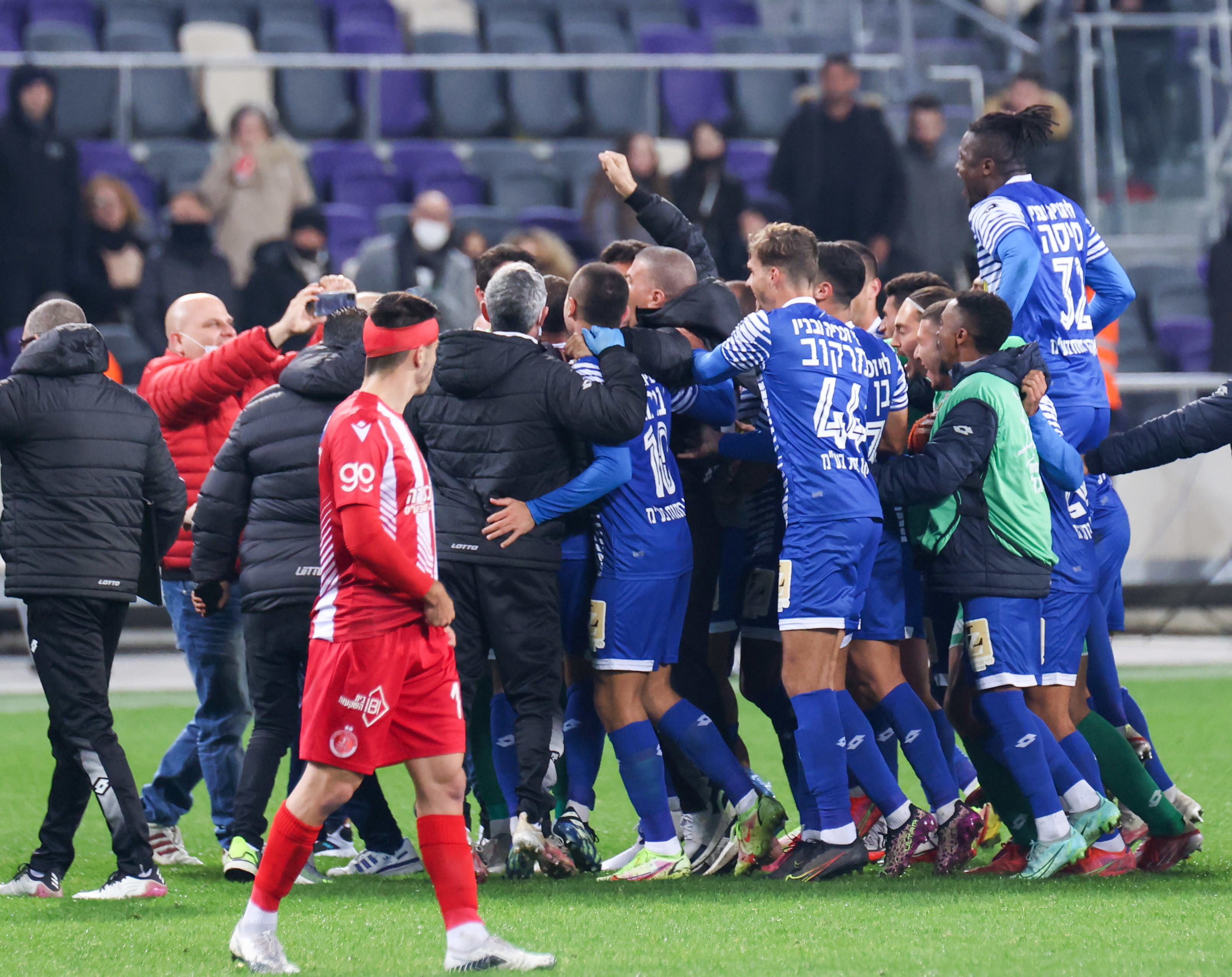 שחקני הפועל חדרה חוגגים