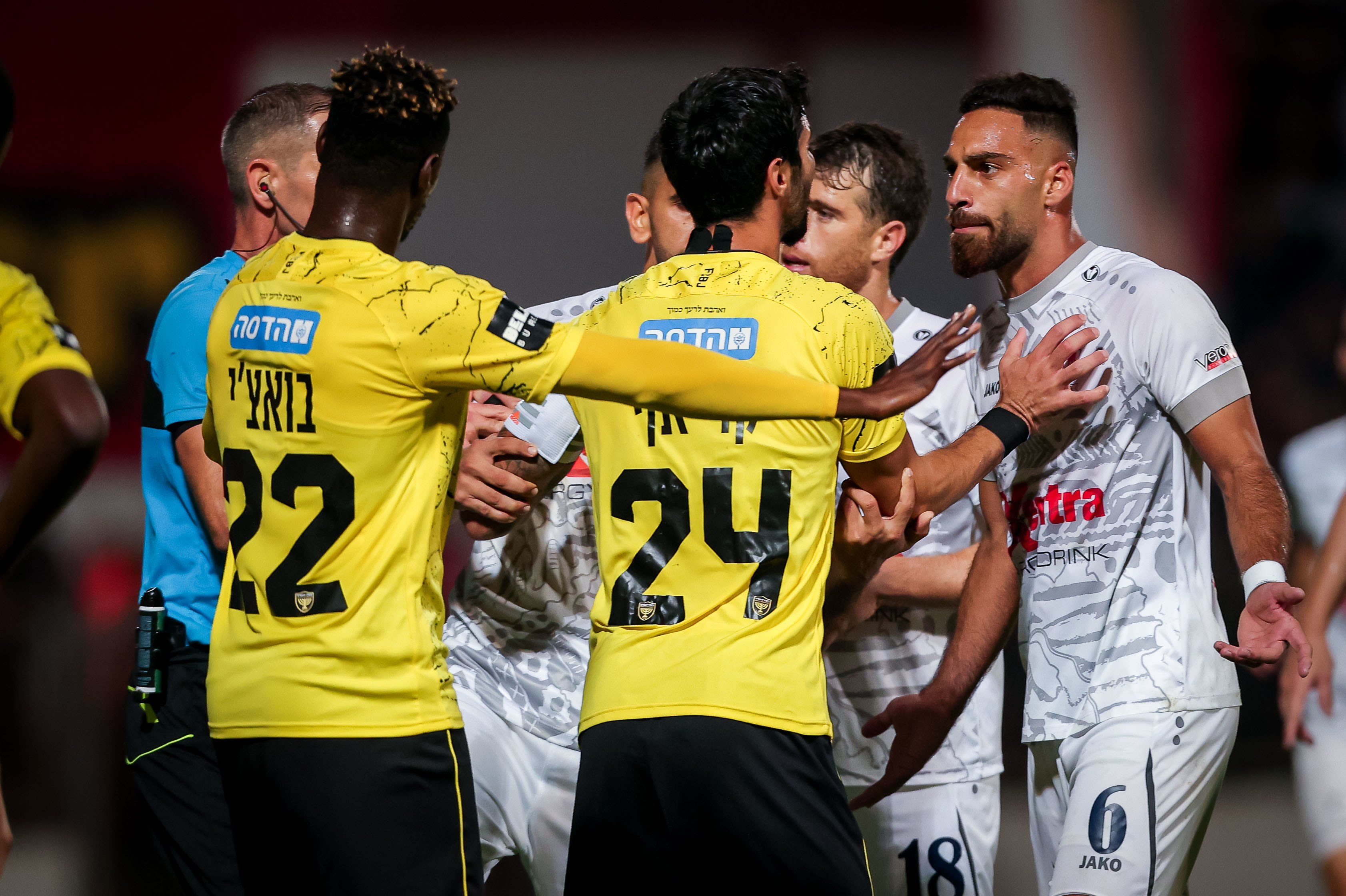 שחקן בני סכנין איהאב גנאים מול שחקן בית