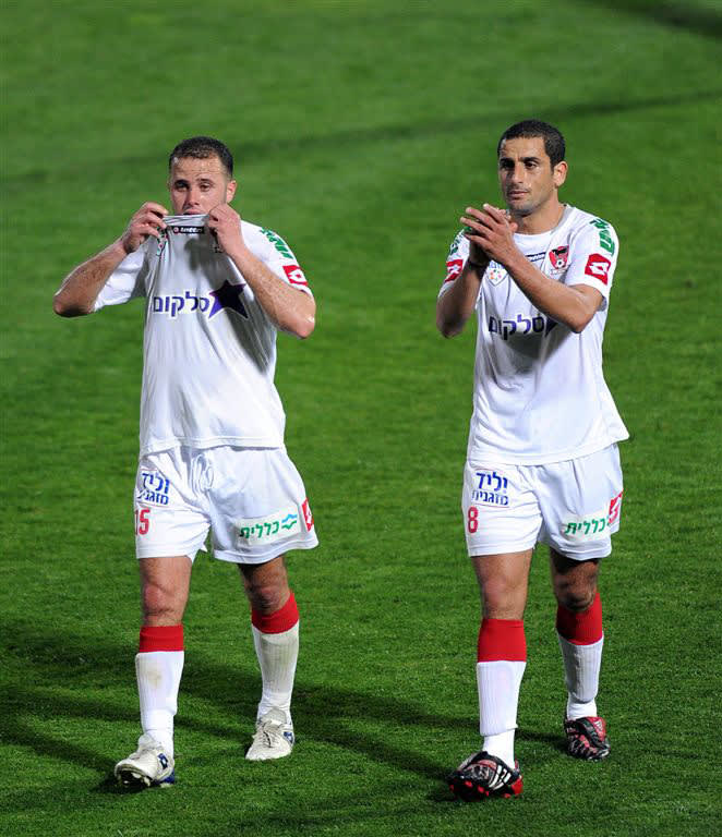 שחקני בני סכנין חאלד חליילה (שמאל) וחברו עבאס סואן