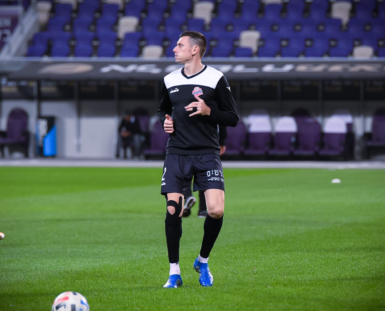 מיקי סירושטיין שחקן הפועל חיפה בחימום