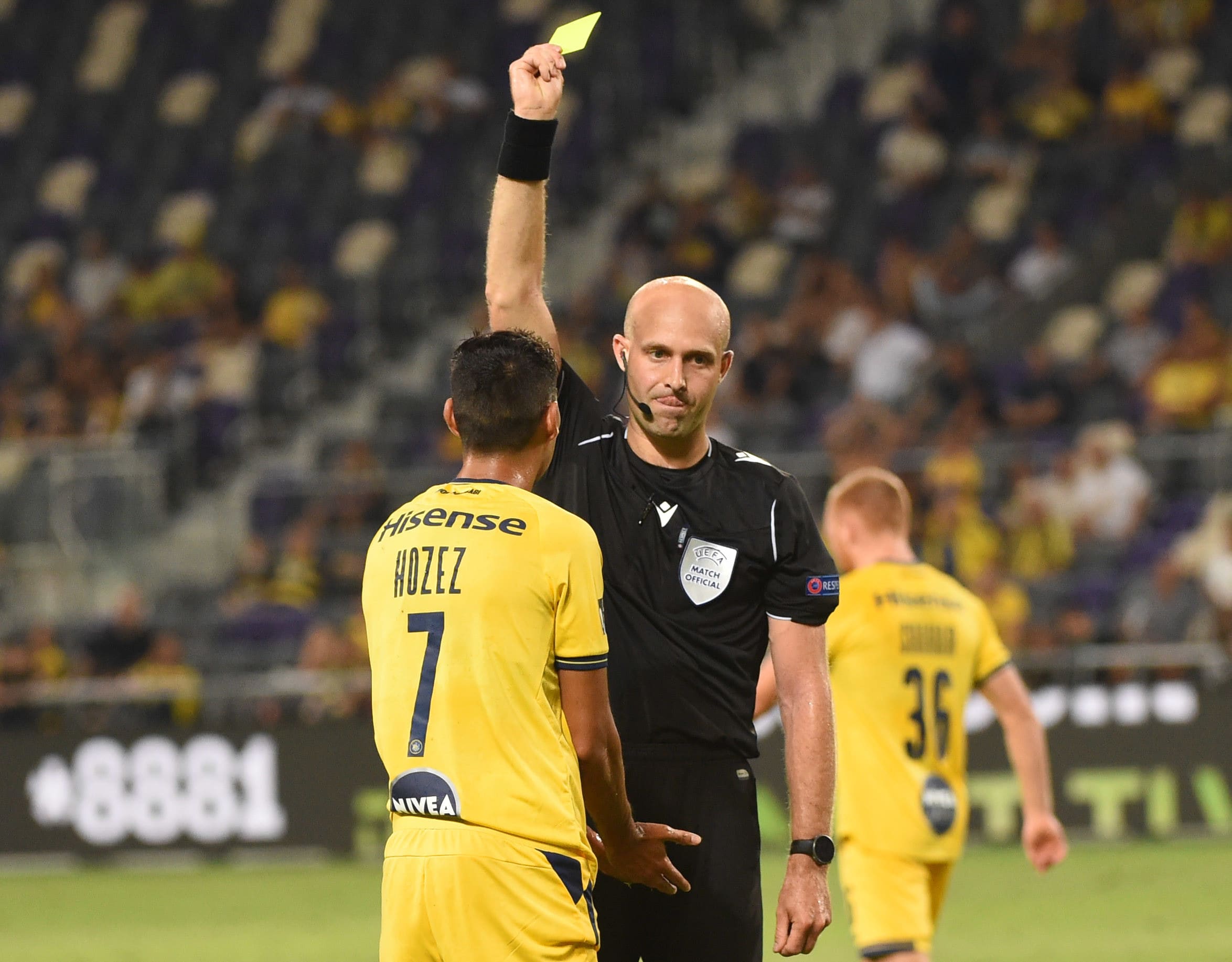 שחקן מכבי תל אביב מתן חוזז, סופג כרטיס צהוב