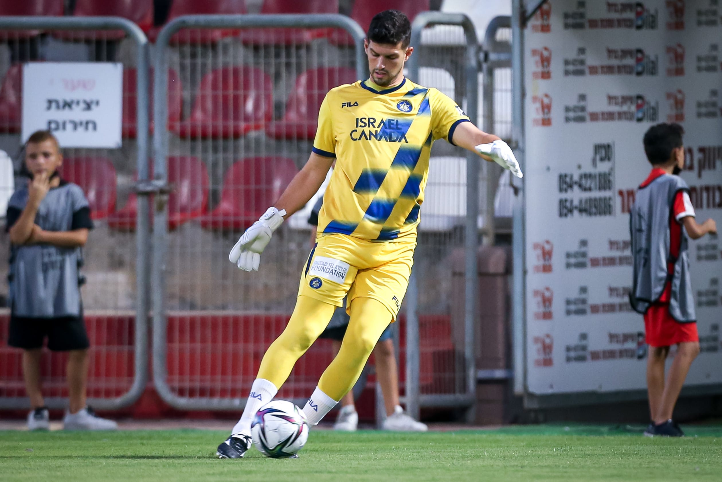 דניאל טננבאום שוער מכבי תל אביב בחימום