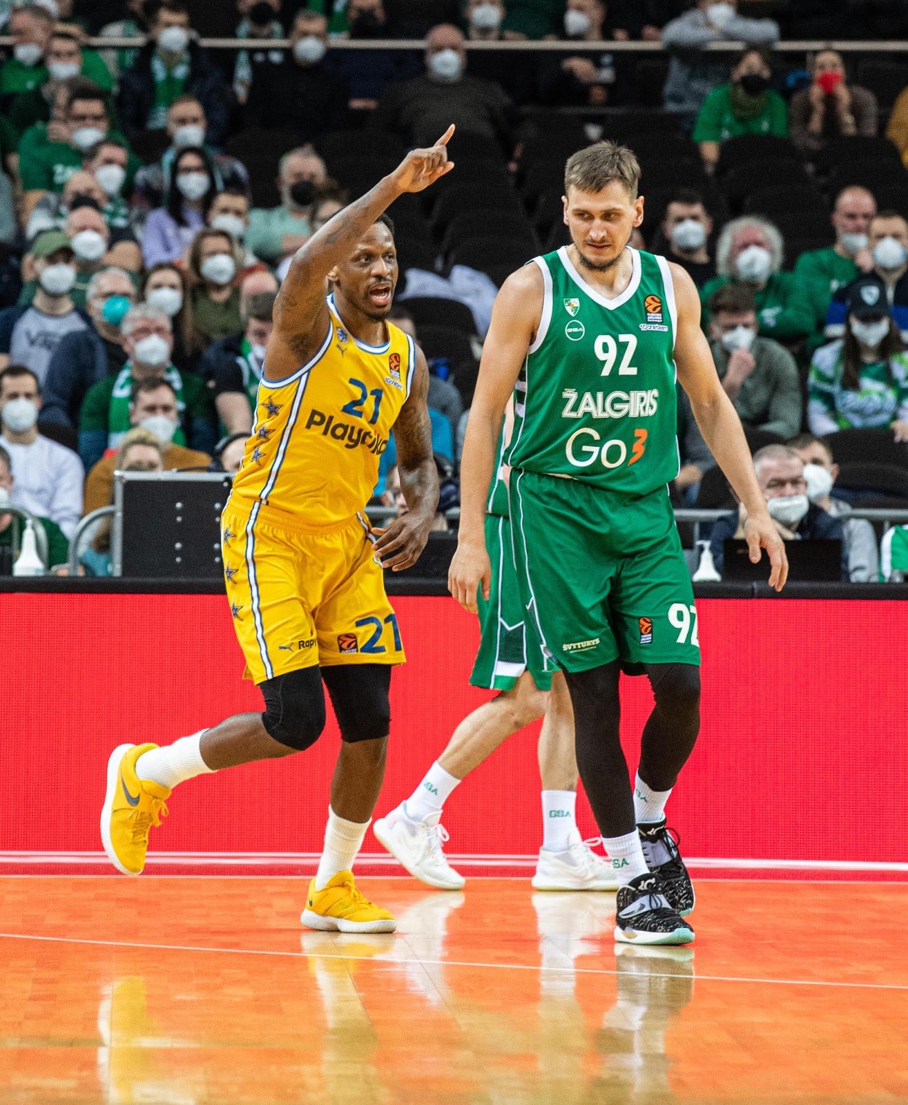 שחקן מכבי תל אביב ג'יימס נאנלי מול שחקן ז'לגיריס קובנה אדגארס אולנובאס