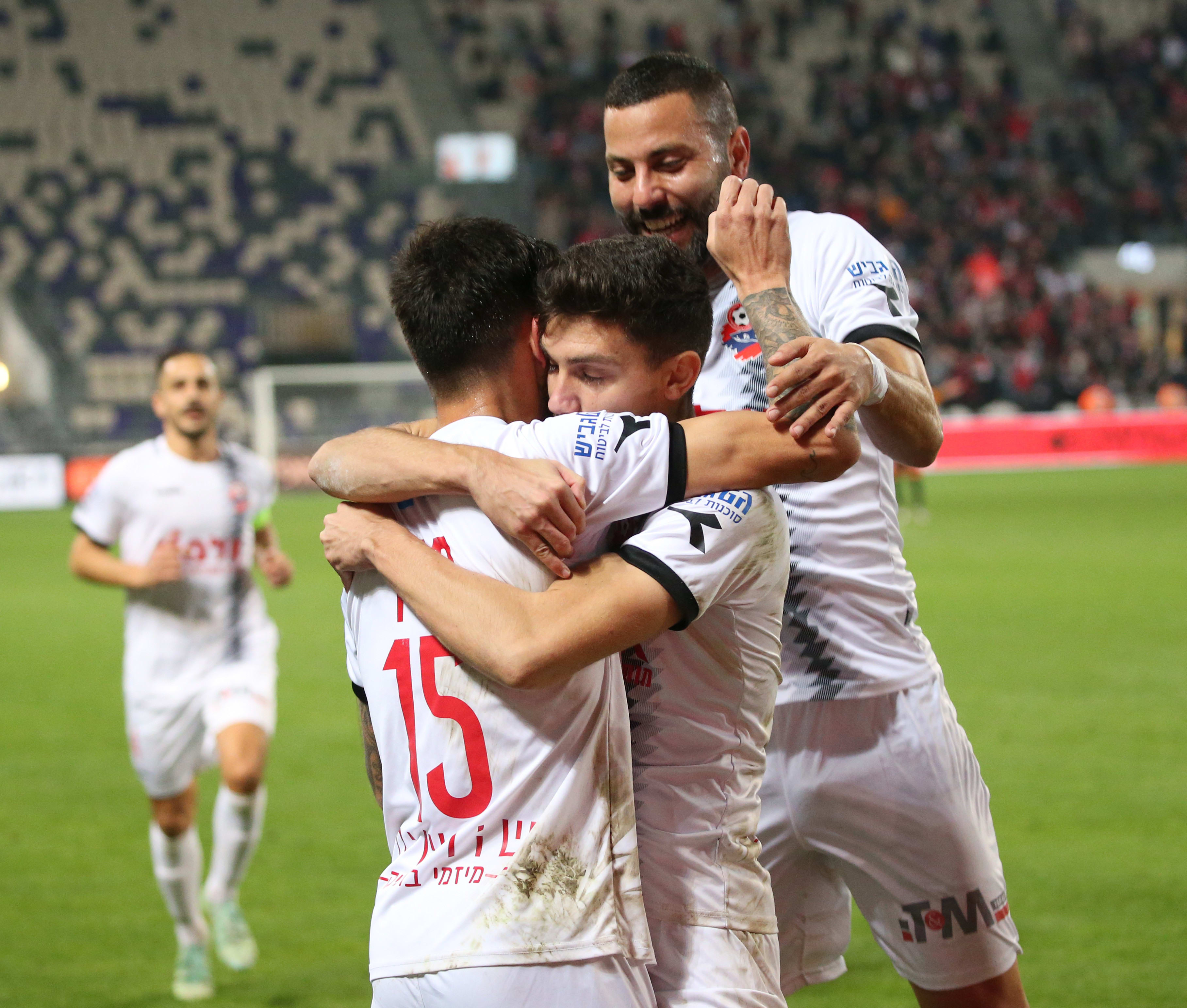 גל אראל שחקן הפועל חיפה עם לירן סרדל,  חנן ממן