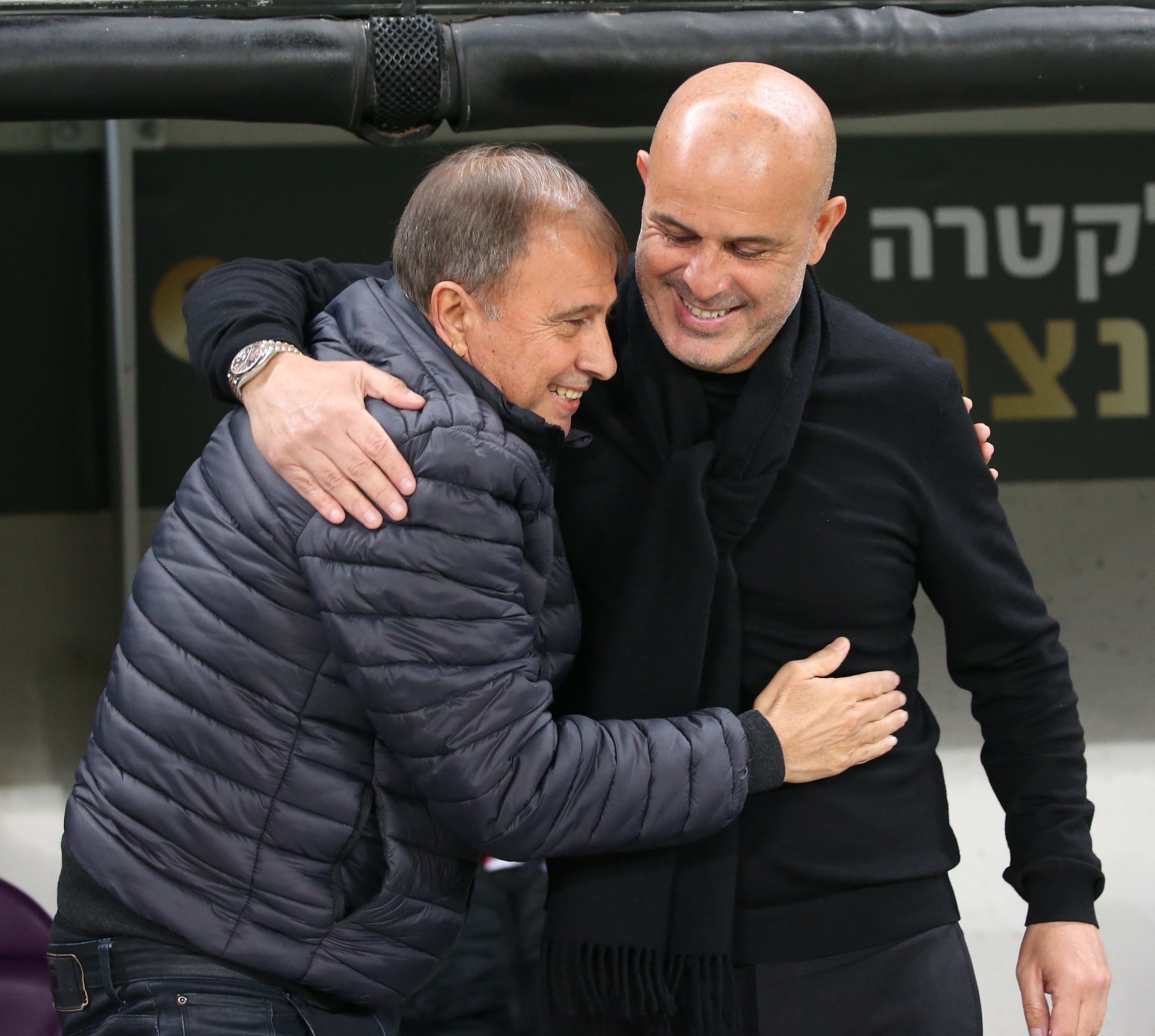 אלישע לוי מאמן הפועל חיפה עם יוסי אבוקסיס מאמן בני יהודה