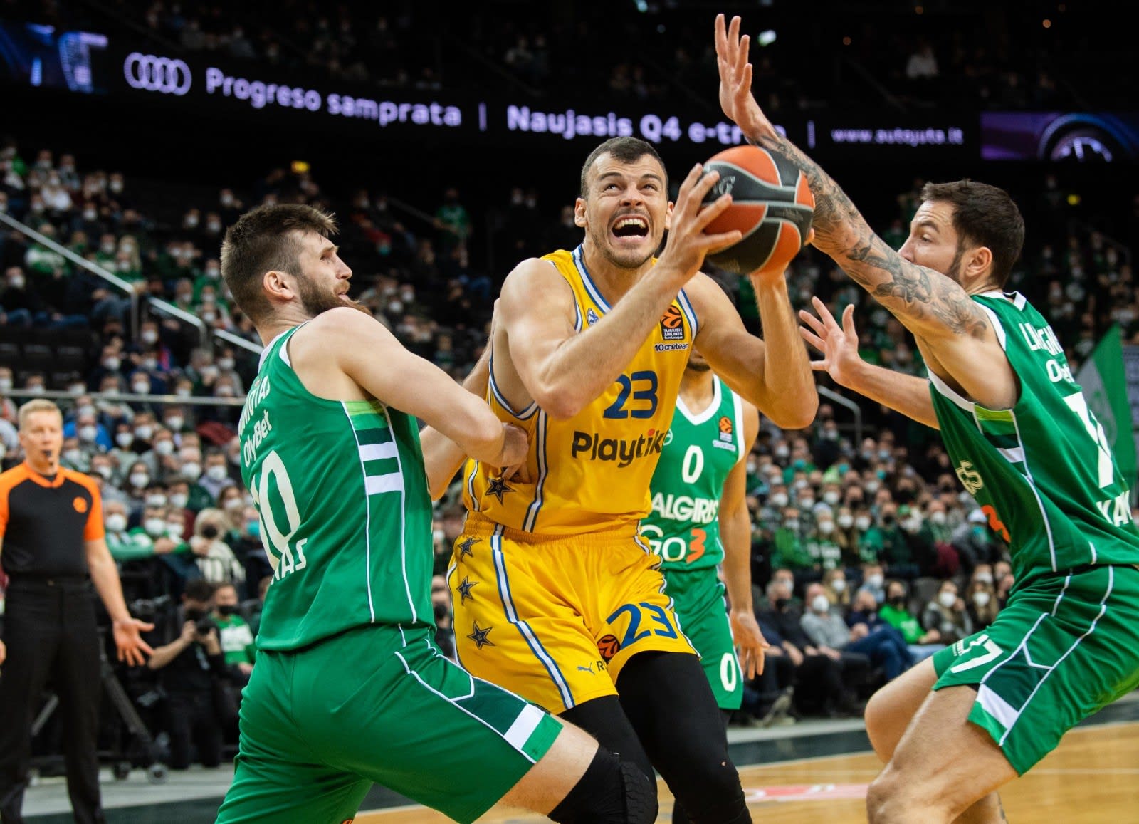 שחקן מכבי תל אביב אנטה ז'יז'יץ' מול שחקן ז'לגיריס קובנה רג'ימנטאס מיניוטאס