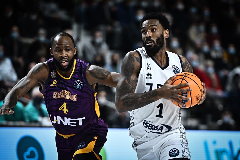 שחקן דיז'ון רשארד קלי מול שחקן הפועל חולון כריס ג'ונסון