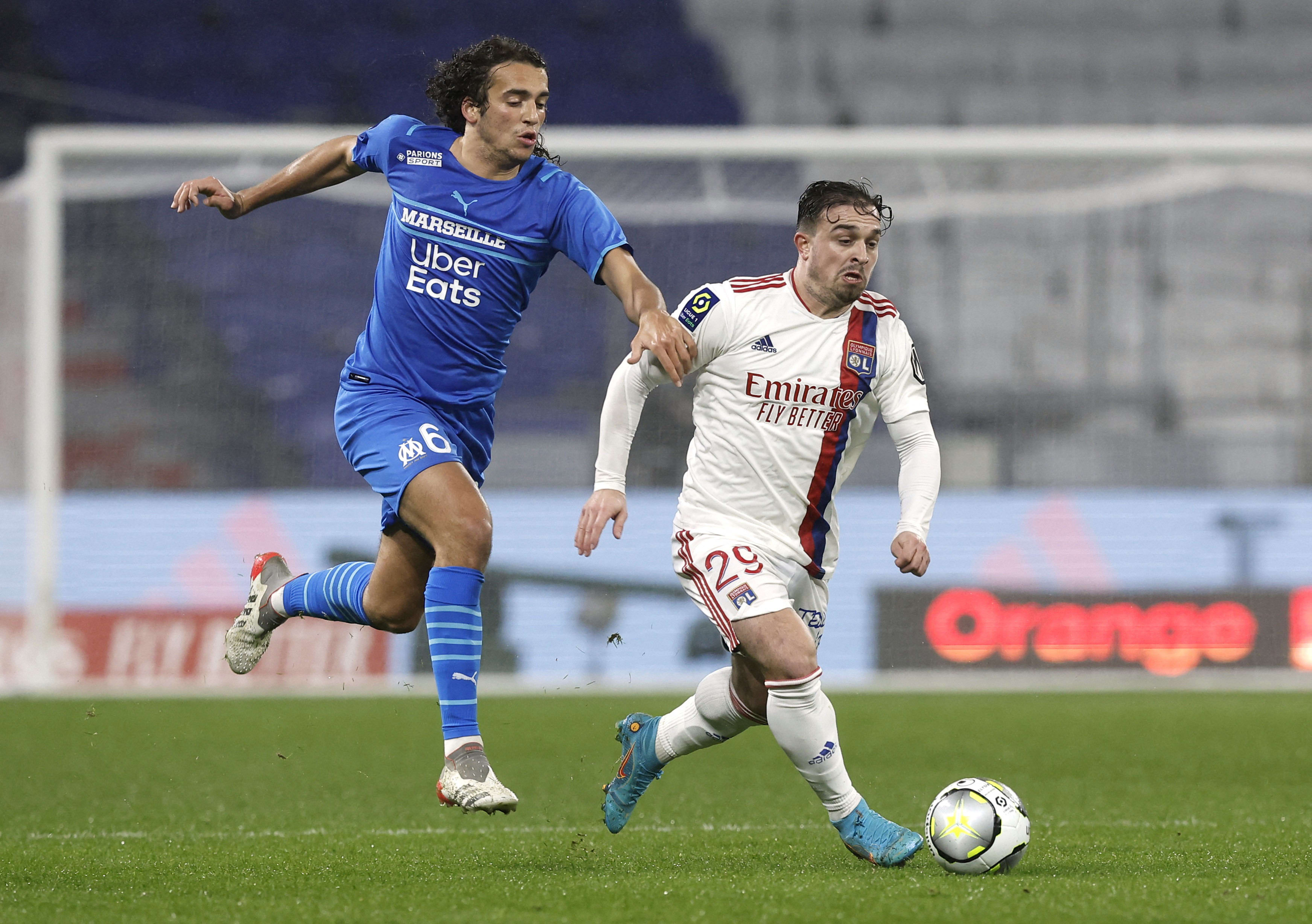 ג'רדאן שאקירי שחקן ליון לפני מתאו גנדוזי שחקן מארסיי