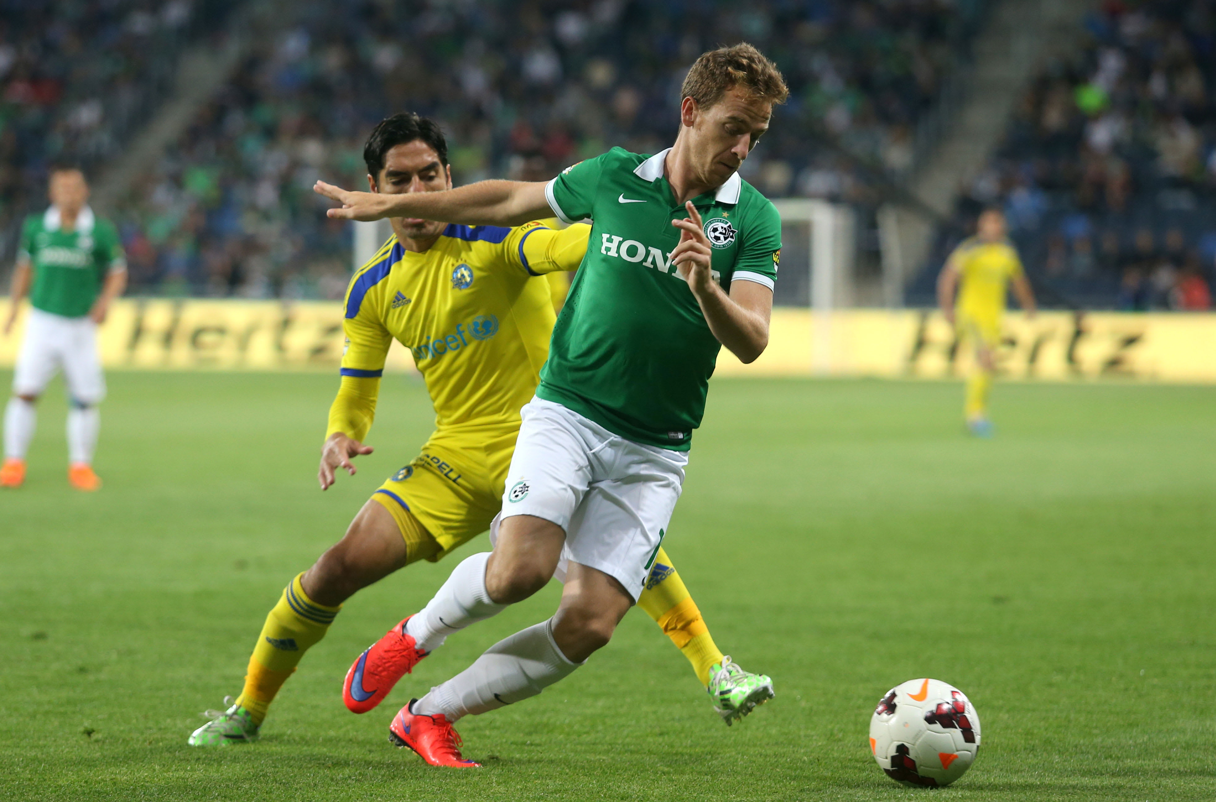 רובן ראיוס שחקן מכבי חיפה (ימין) מול יואב זיו שחקן מכבי תל אביב