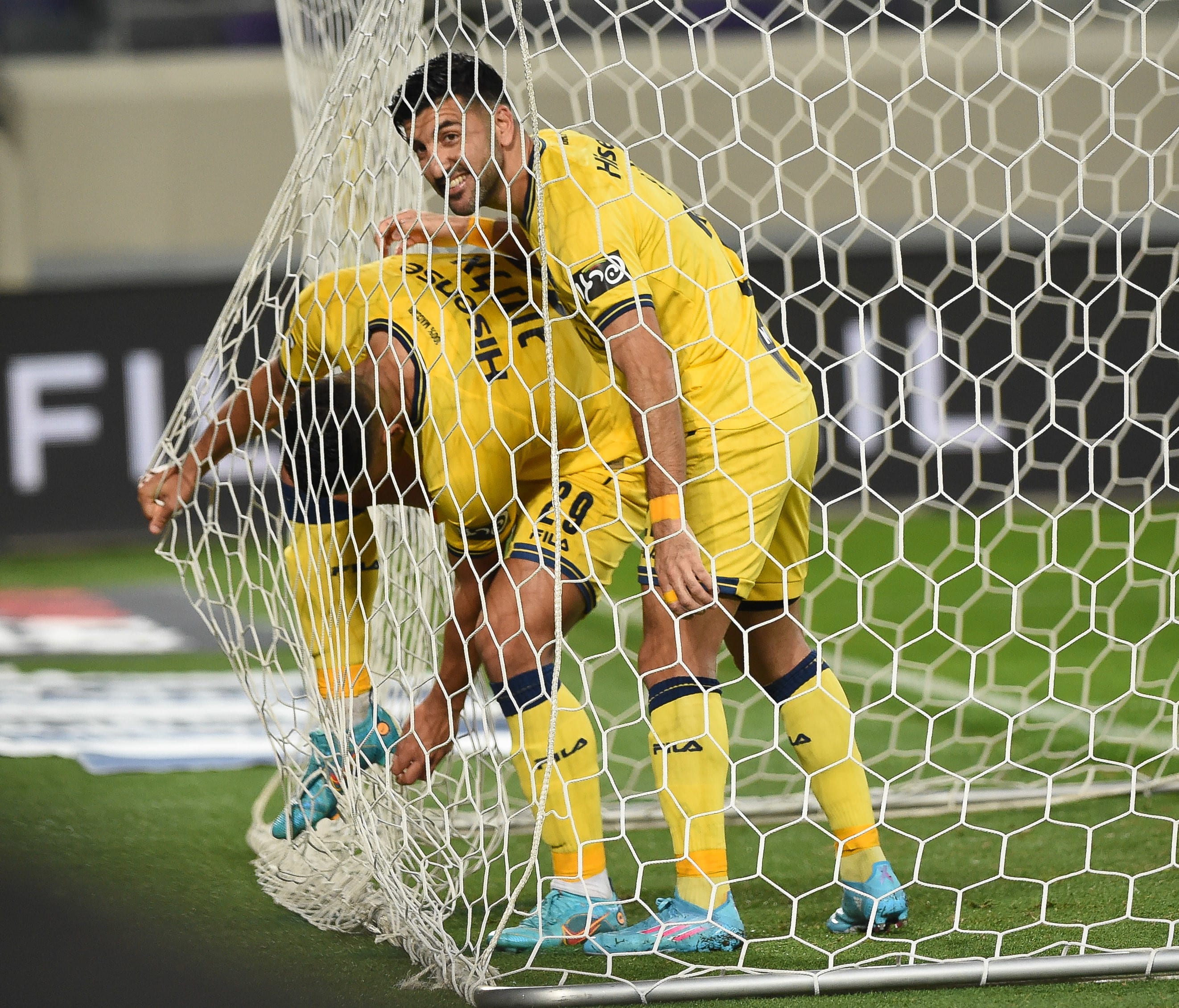 שחקן מכבי תל אביב אילון אלמוג עם אבי ריקן