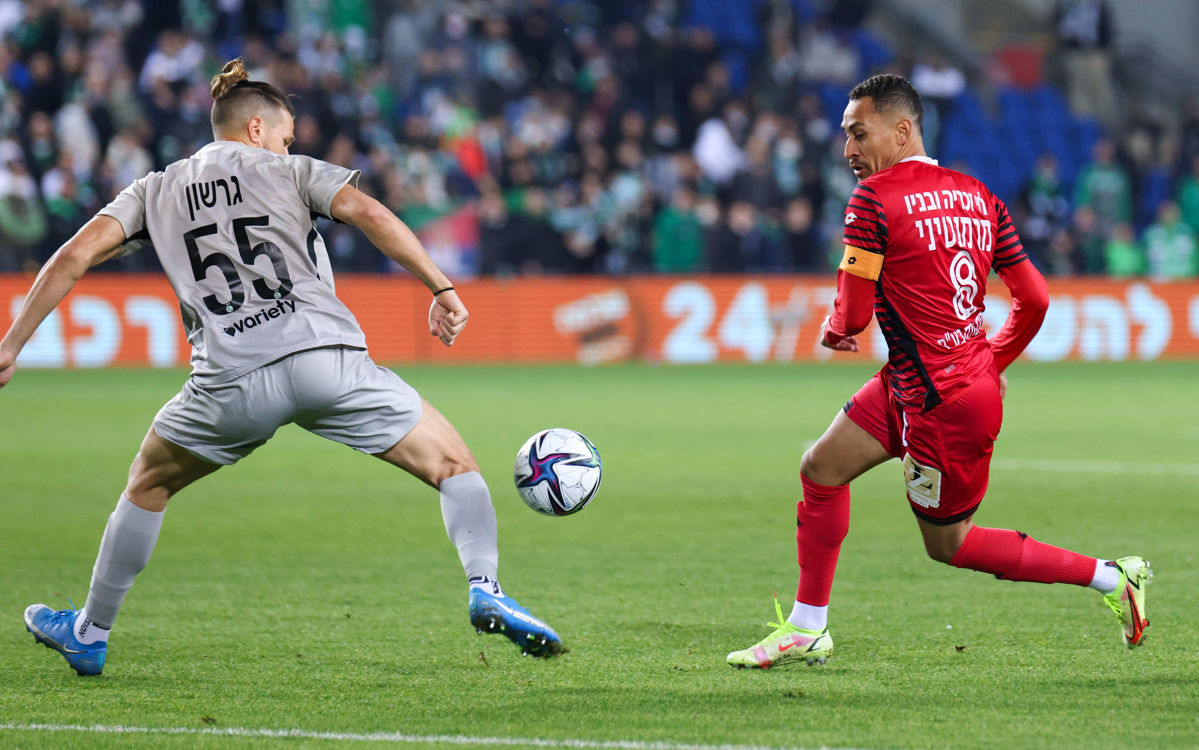 גוסטבו מרמנטיני שחקן הפועל חדרה  מול רמי גרשון שחקן מכבי חיפה