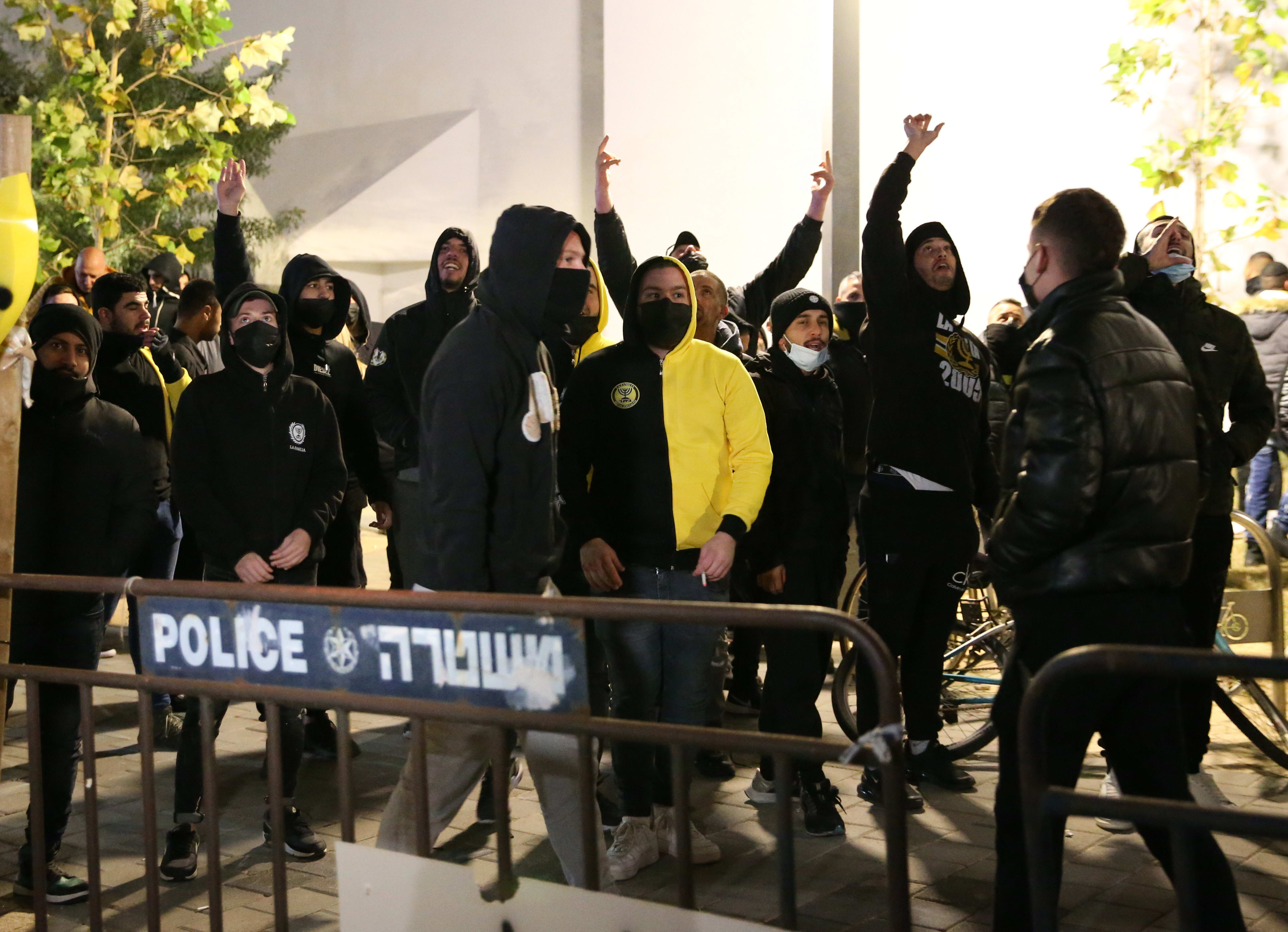 אוהדי בית"ר ירושלים מפגינים מתחת לביתו של הבעלים משה חוגג