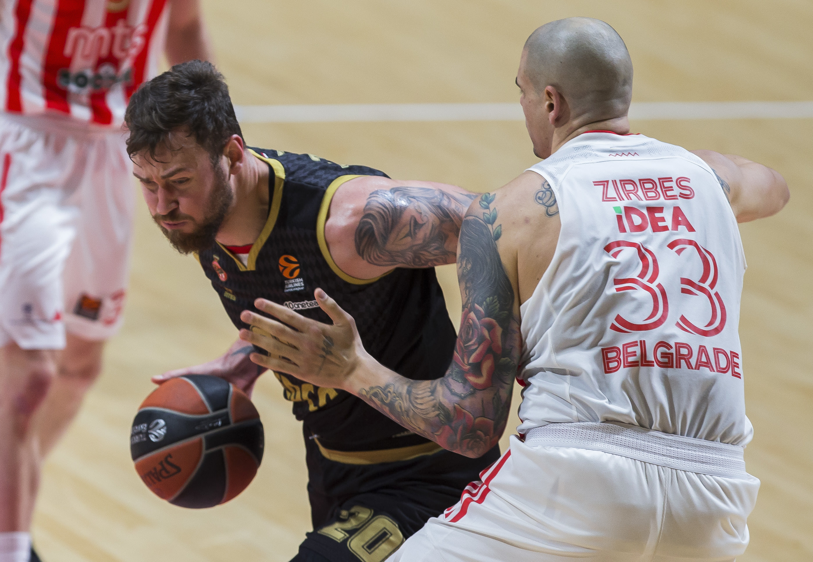 שחקן מונאקו דונטאס מוטיונאס מול שחקן הכוכב האדום בלגרד מאיק צירבס