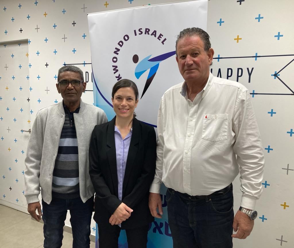 יו"ר התאחדות הטקוואנדו יהודה מעיין עם שמשון חי יוסף, מנכ"לית ההתאחדות נועה שמידע