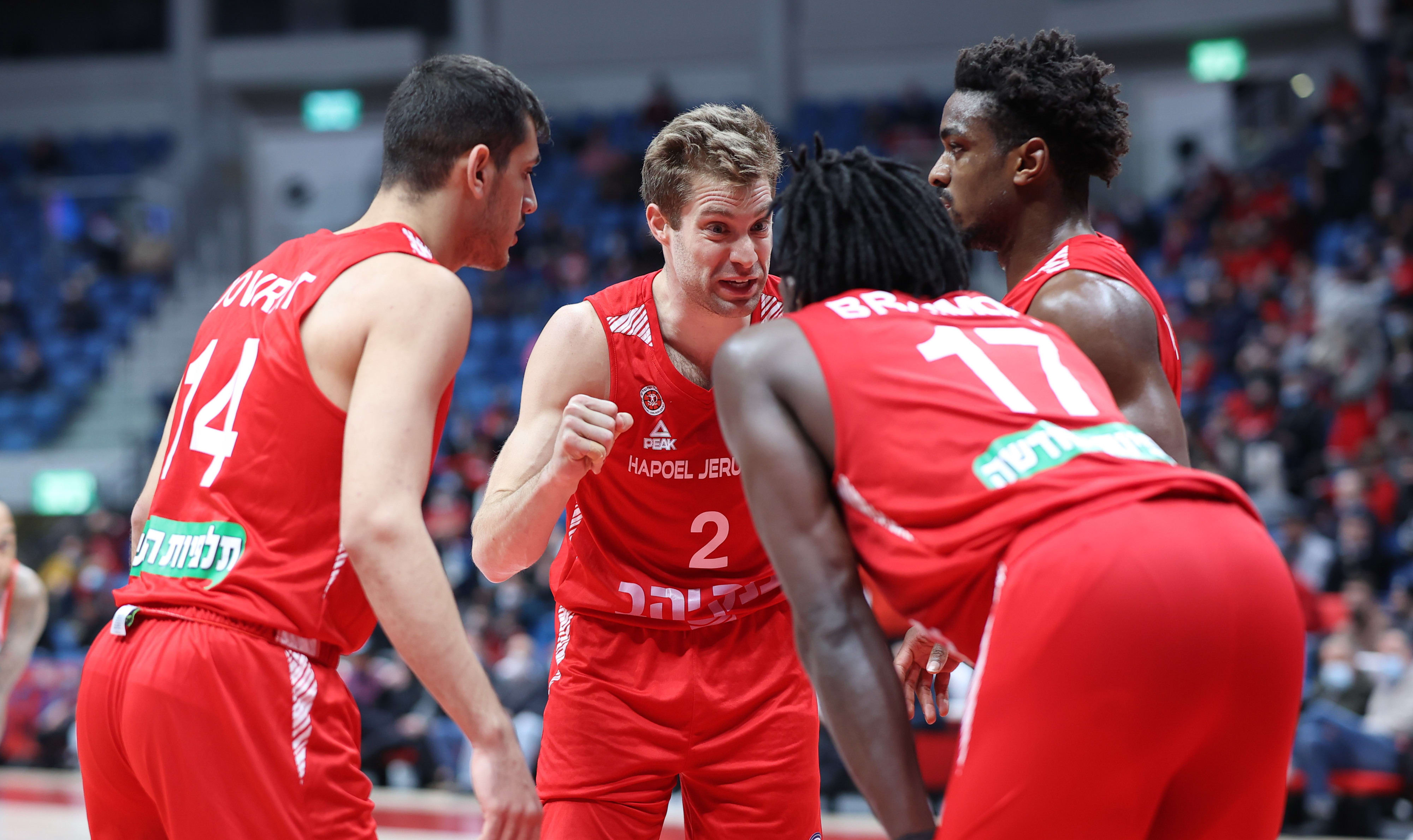 שחקן הפועל ירושלים ווילי וורקמן עם נועם דוברת, רטין אובסוהאן, סולימאן בריימו