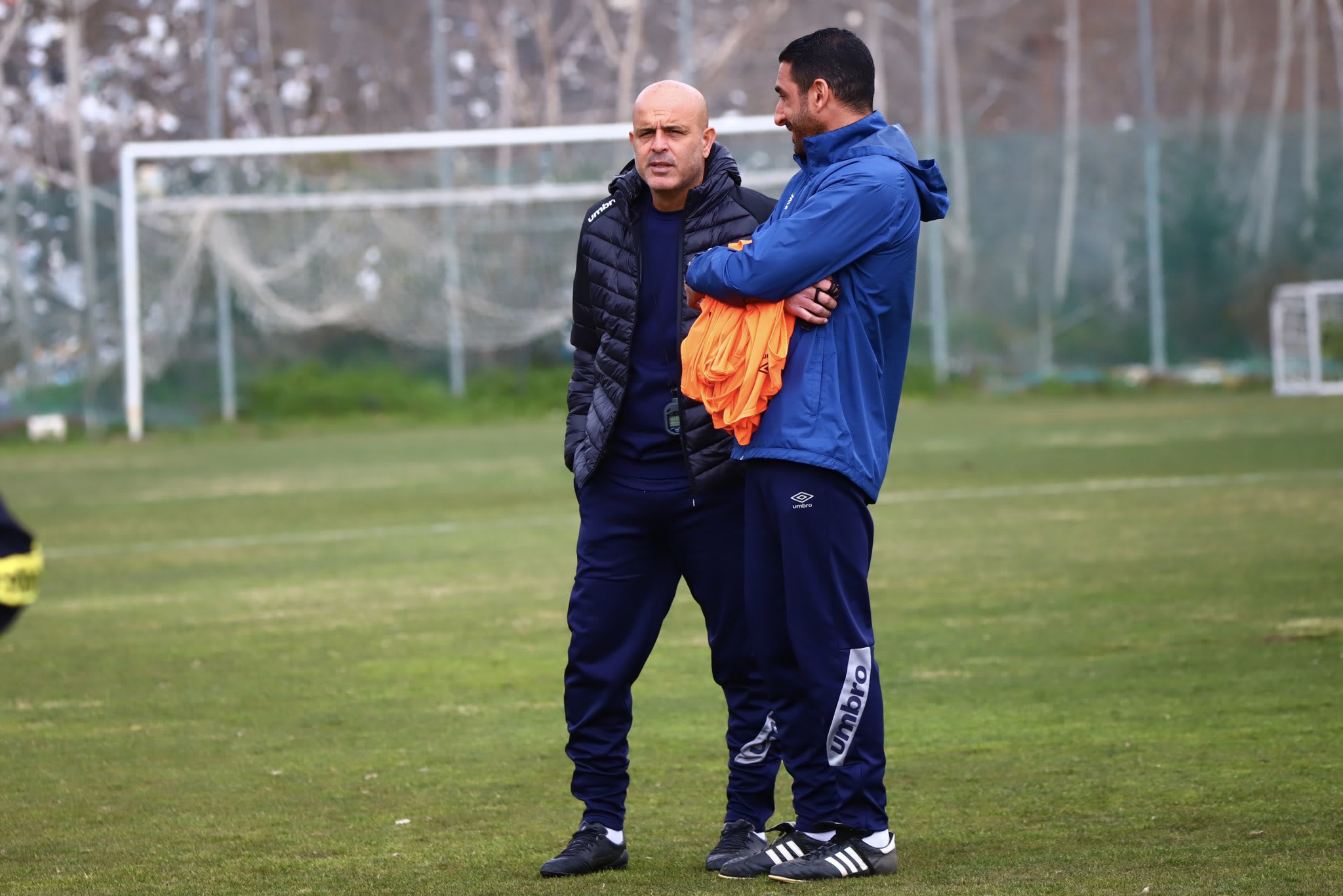 יוסי אבוקסיס לצד העוזר גל כהן באימון הבכורה שלו כמאמן בית"ר ירושלים