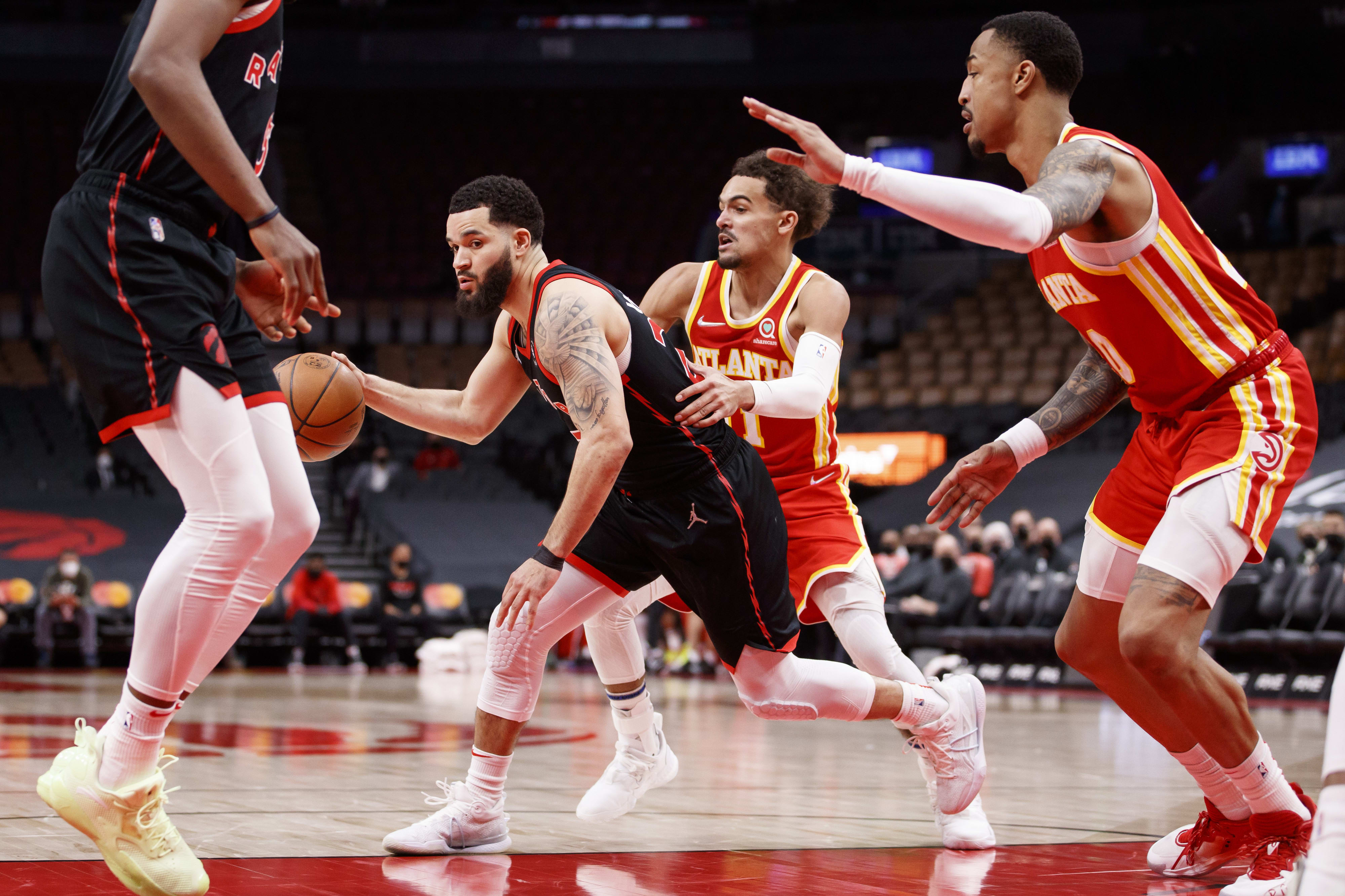 שחקן טורונטו ראפטורס פרד ואן וליט מול שחקן אטלנטה הוקס טריי יאנג