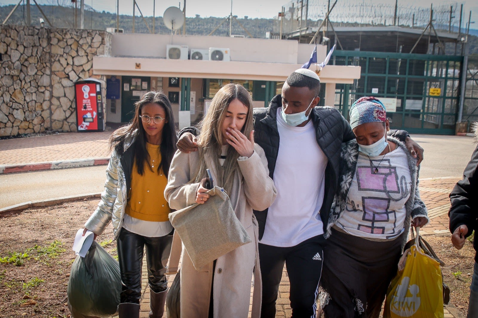 יצחק אספה עם שחרורו מכלא חרמון 16 בינואר 2022