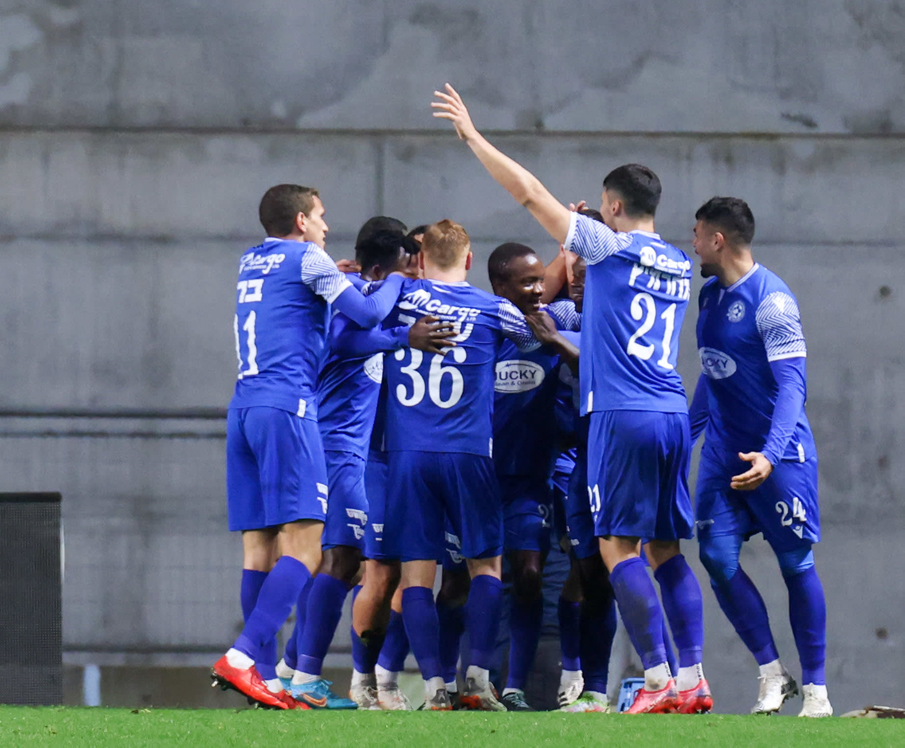 שחקני מכבי פתח תקוה חוגגים