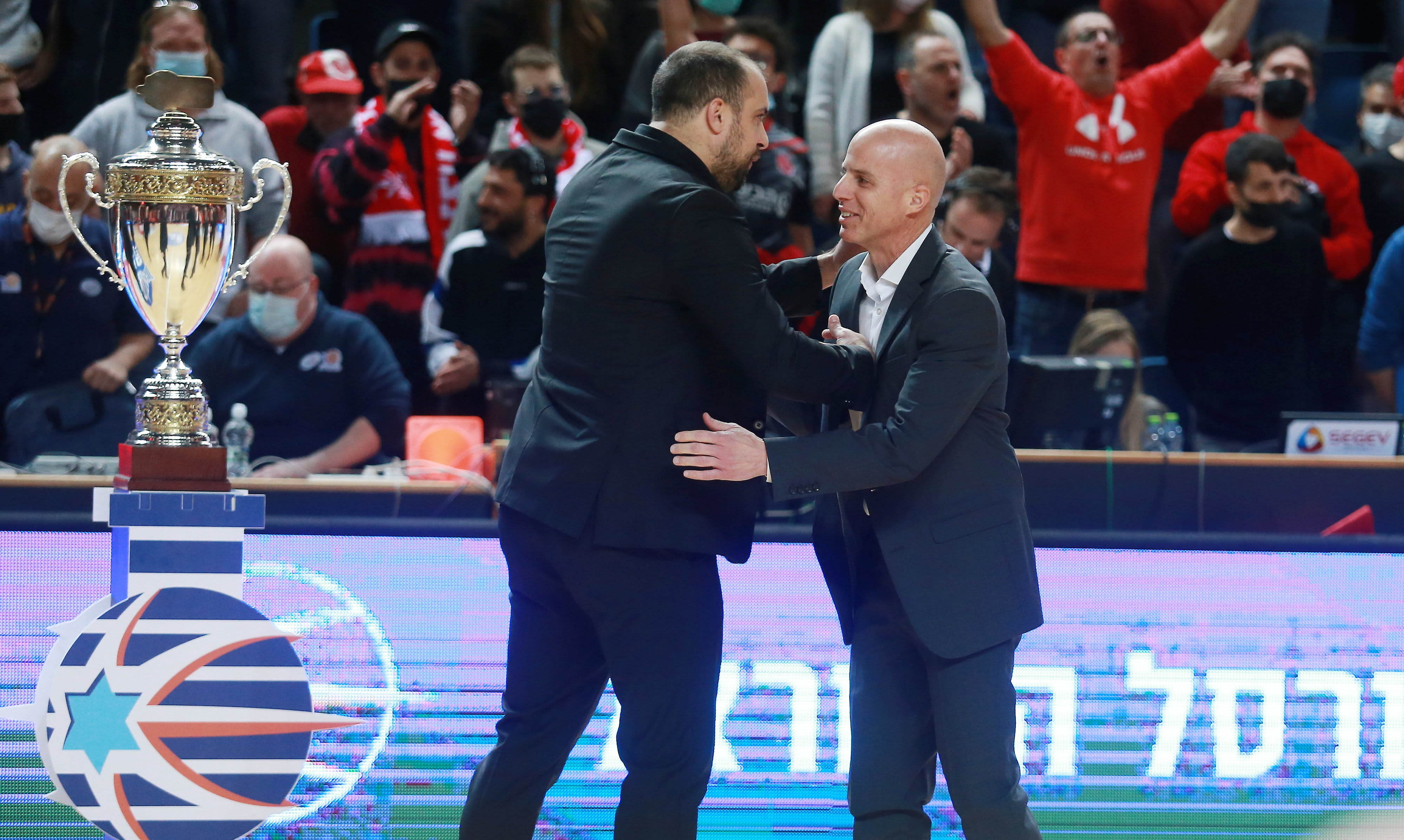 מאמן הפועל תל אביב דני פרנקו עם מאמן הפועל ירושלים יותם הלפרין