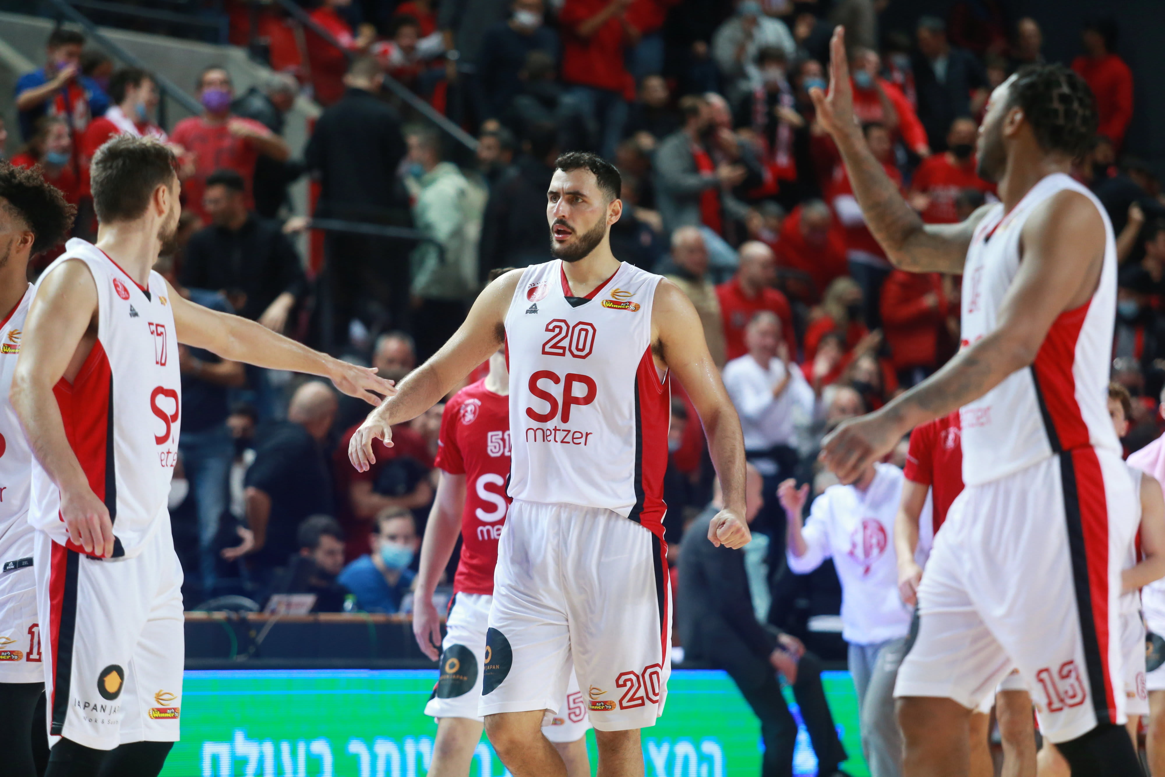 שחקן הפועל תל אביב עידן זלמנסון חוגג עם ג'יימס יאנג, איגור קולשוב