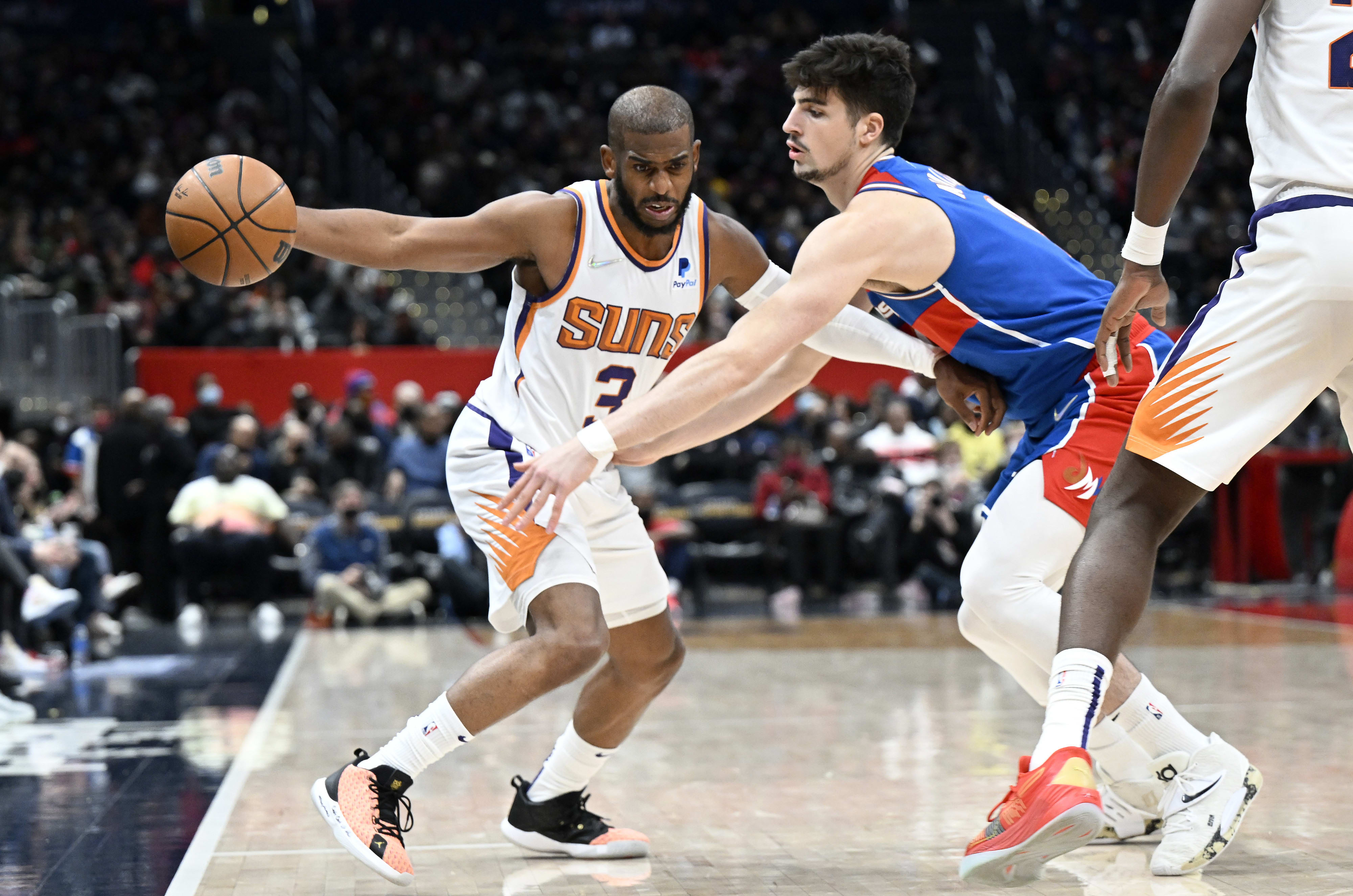 שחקן פיניקס סאנס כריס פול מול שחקן וושינגטון וויזארדס דני אבדיה