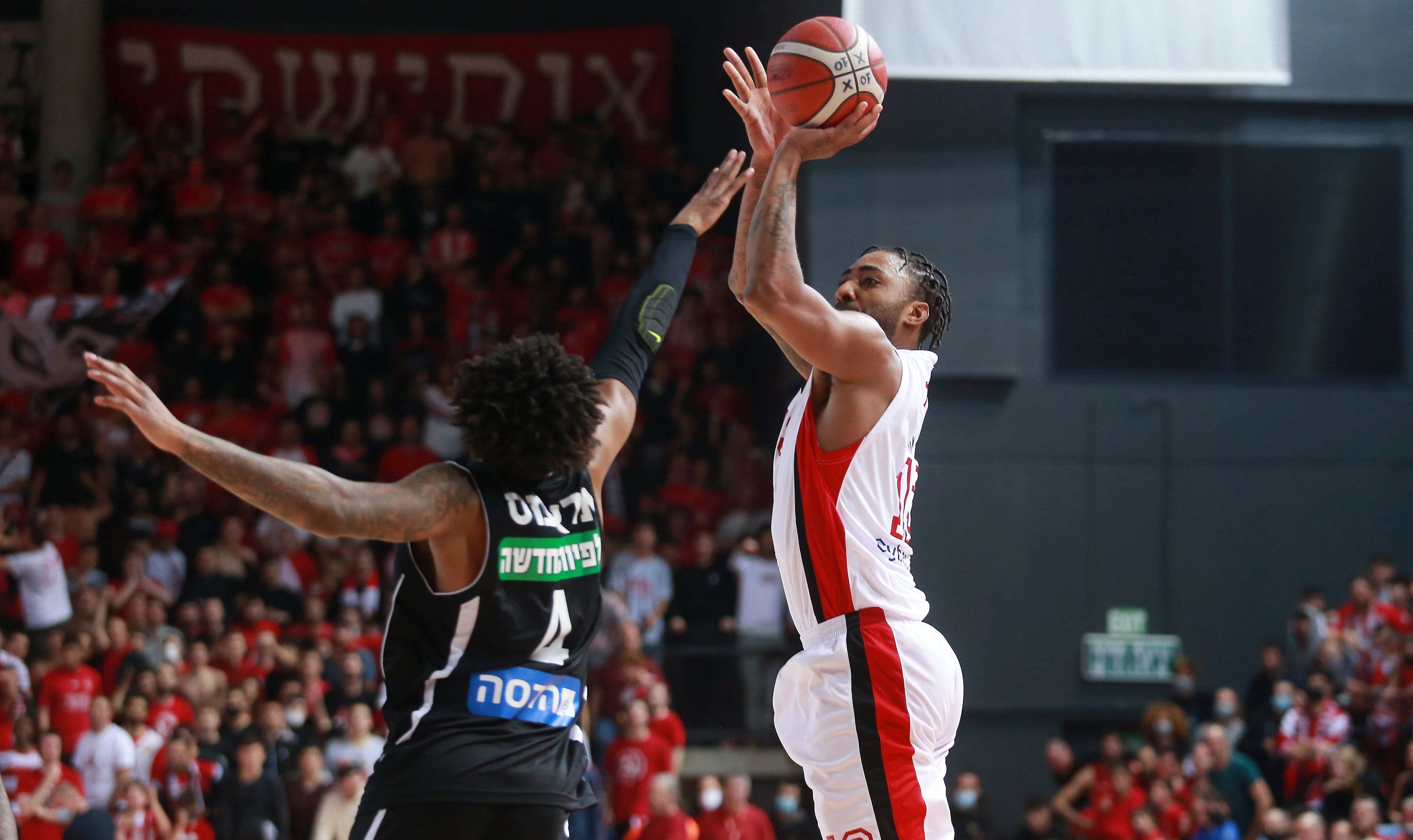 ג'יימס יאנג, הפועל תל אביב זורק מעל ג'יילן אדאמס, הפועל ירושלים