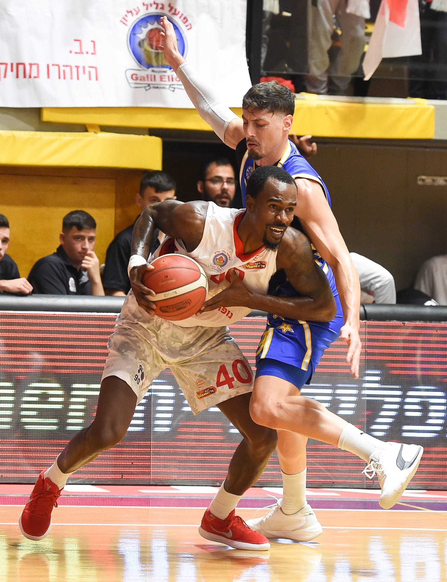 שחקן הפועל גליל עליון שאבון לואיס מול שחקן מכבי תל אביב יפתח זיו