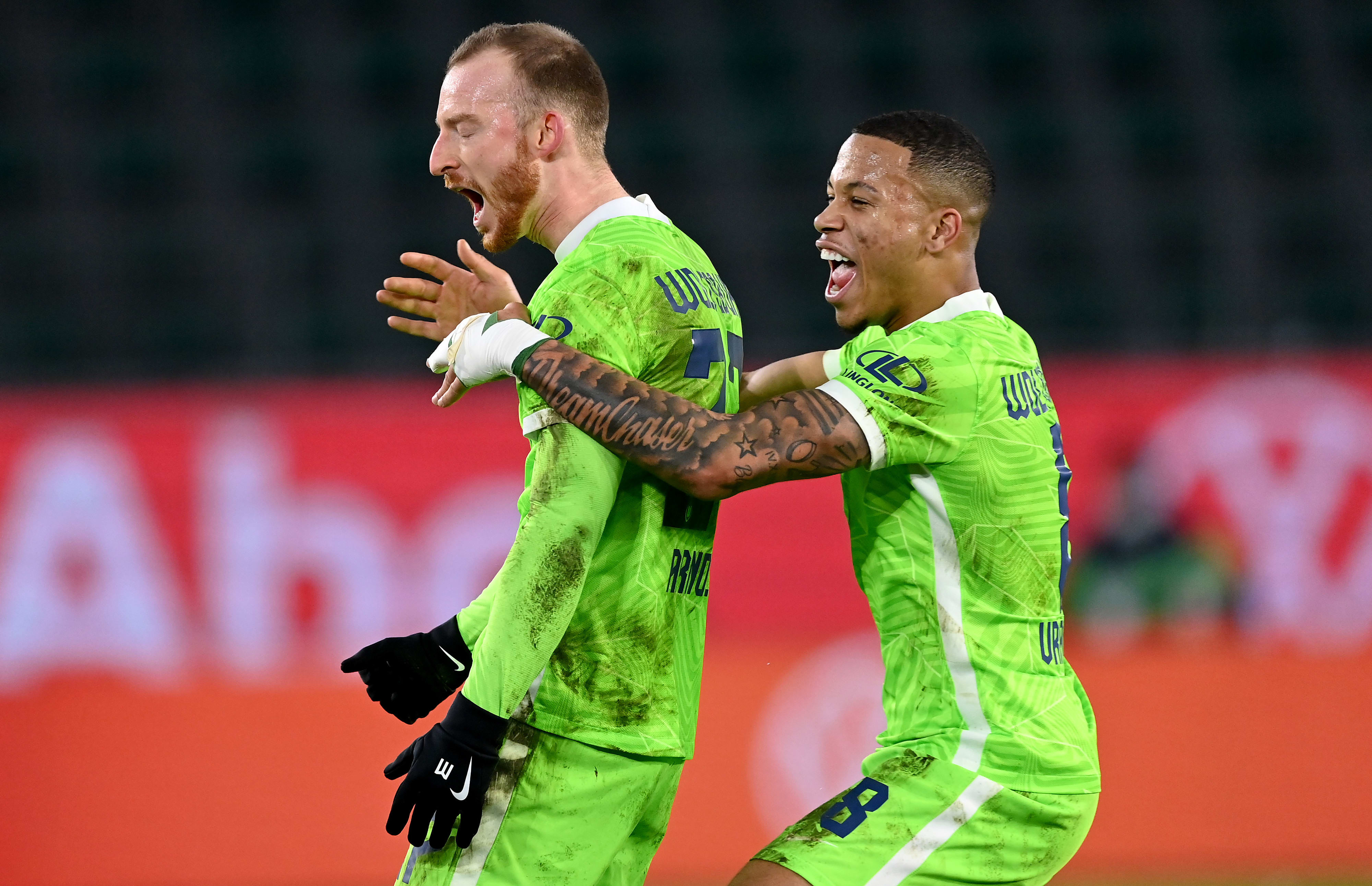 שחקן וולפסבורג מקסימיליאן ארנולד חוגג עם אסטר וראנקס