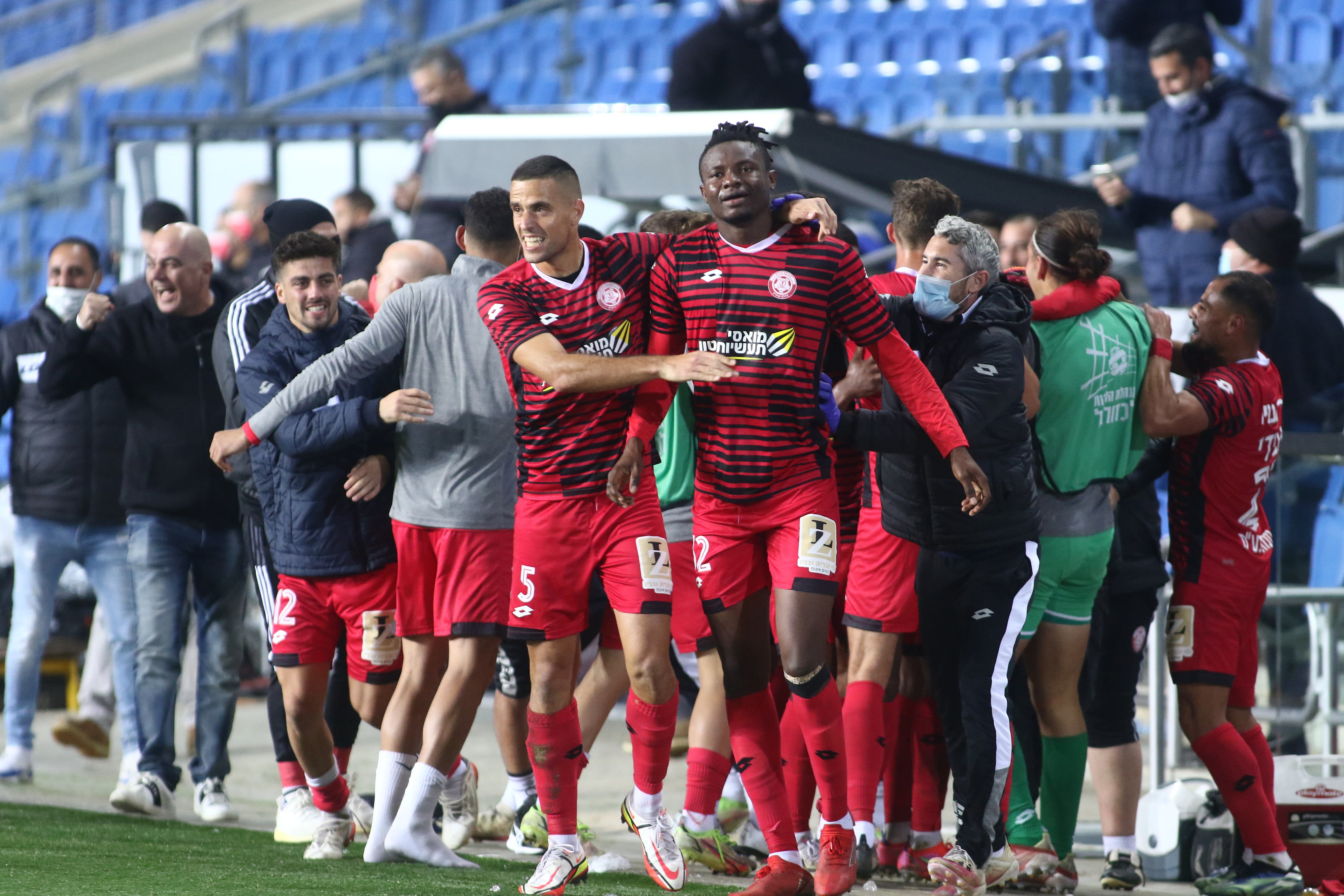 ג'ונתן סיסה עם עידו לוי שחקני הפועל חדרה