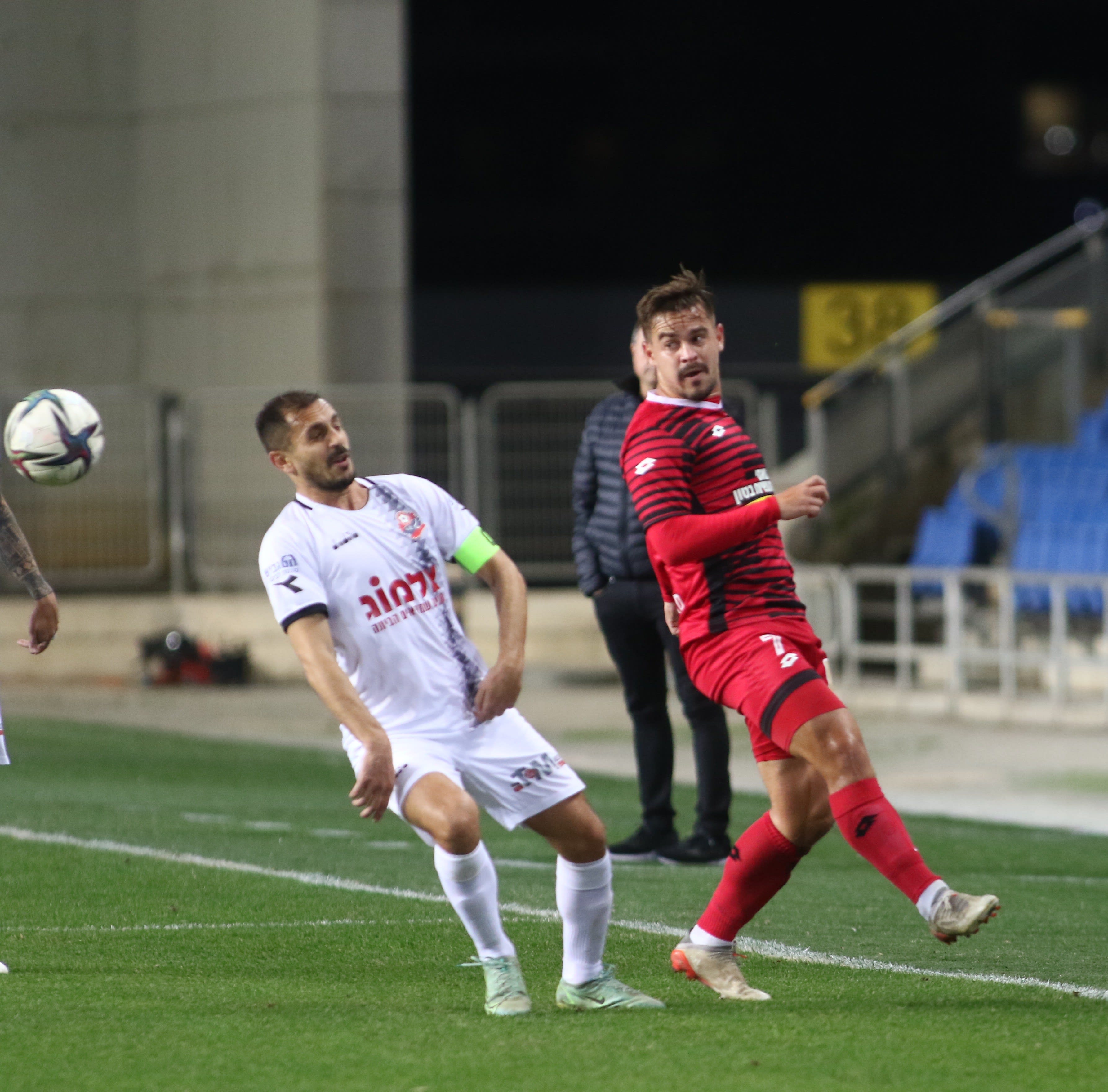 מקסים פלקושצ'נקו שחקן הפועל חדרה מול דור מלול שחקן הפועל חיפה