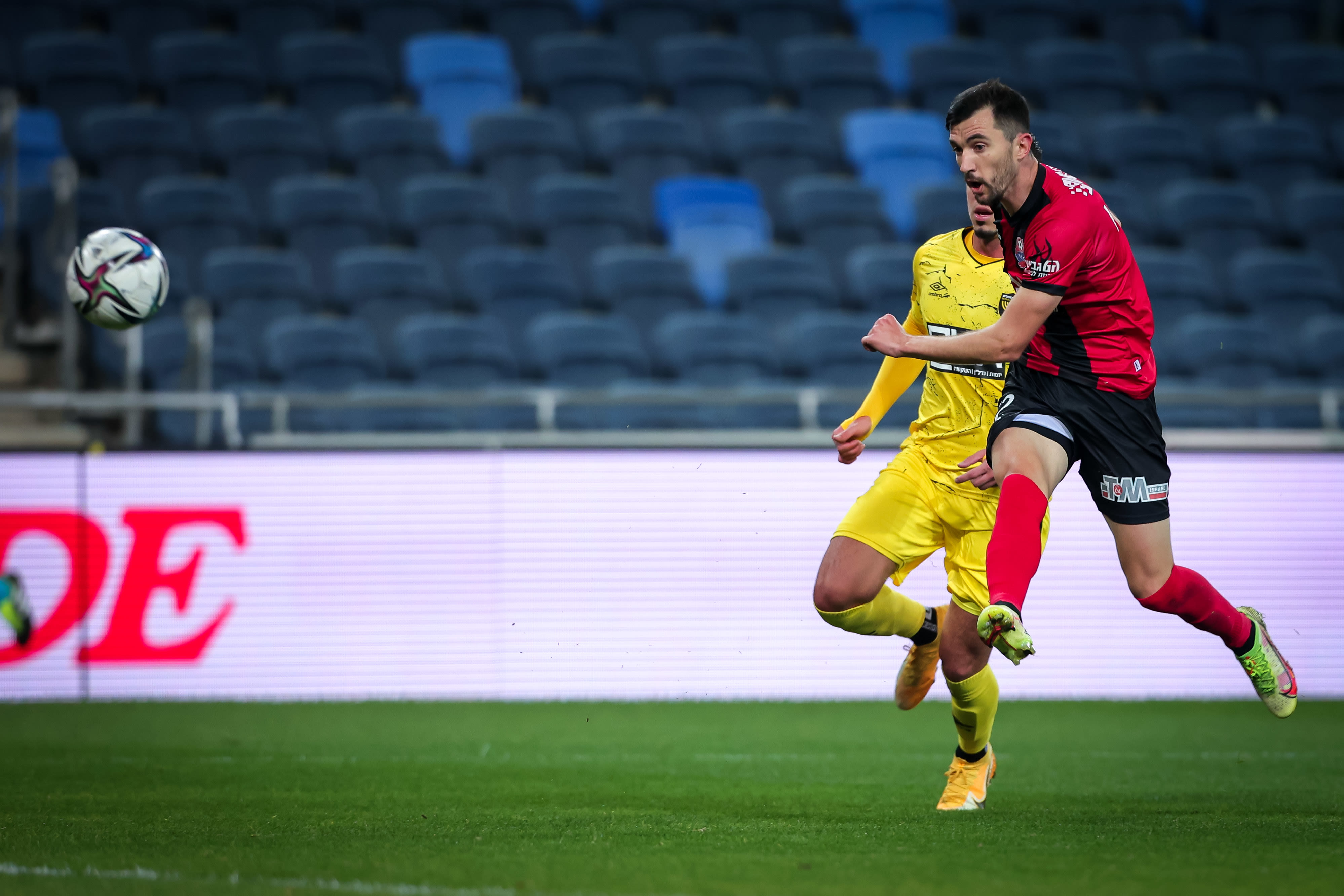 אלן אוז'בולט שחקן הפועל חיפה מול אופיר קריאף שחקן בית