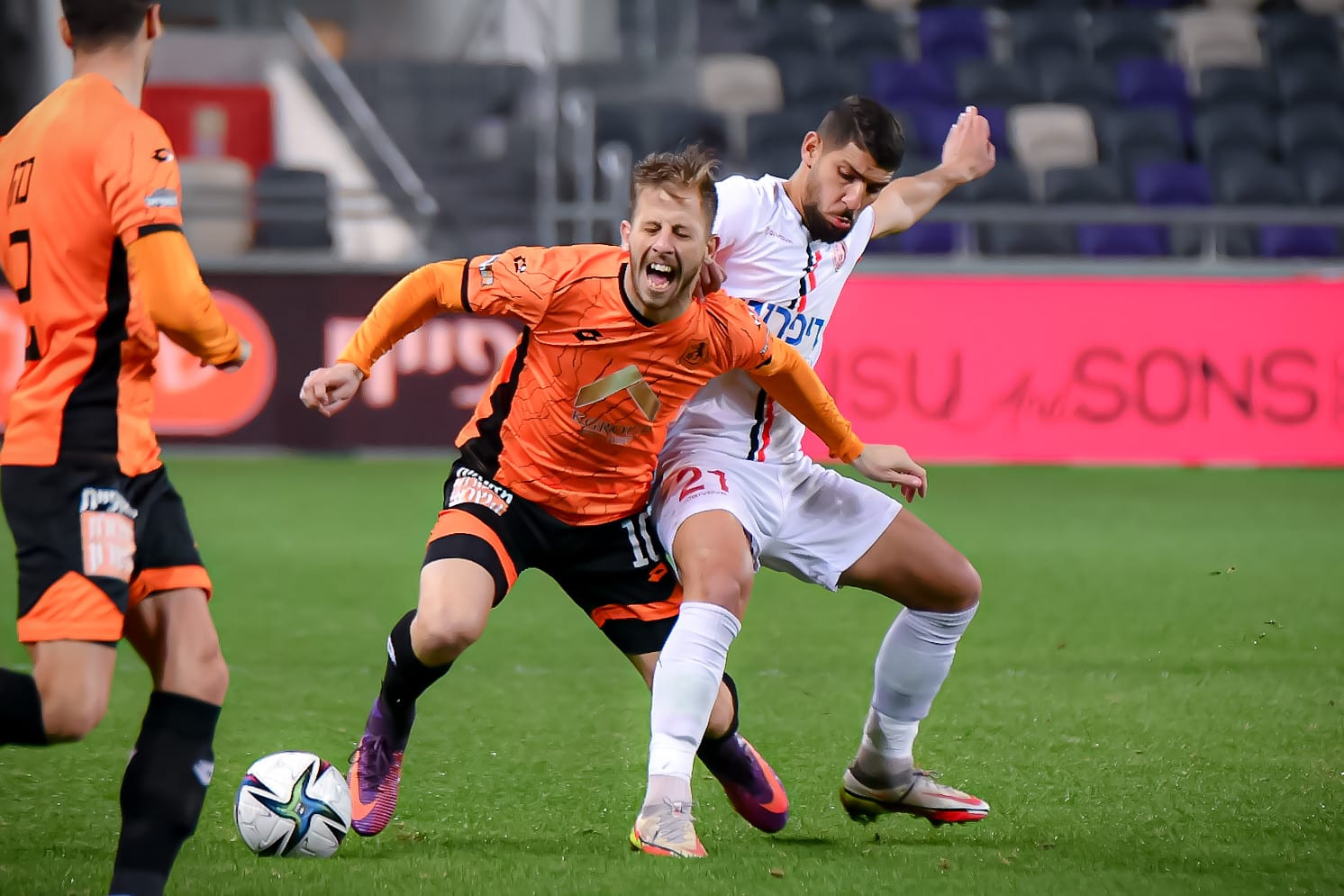 בן רייכרט שחקן בני יהודה לפני חמזה מוואסי שחקן הפועל אדומים אשדוד