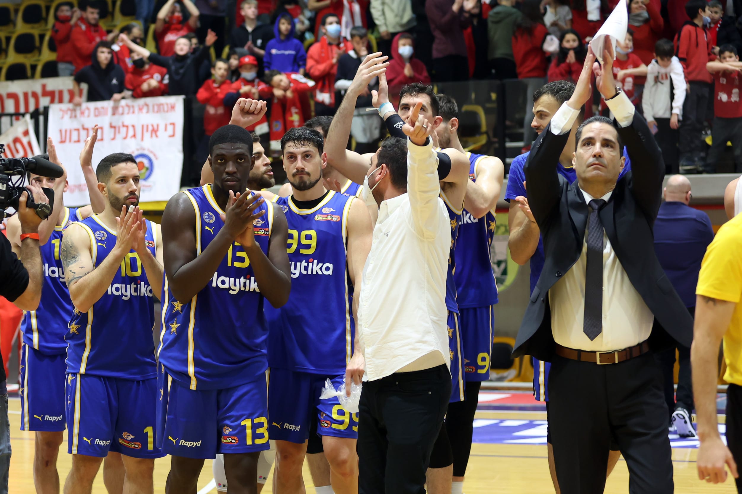 שחקני מכבי תל אביב חוגגים