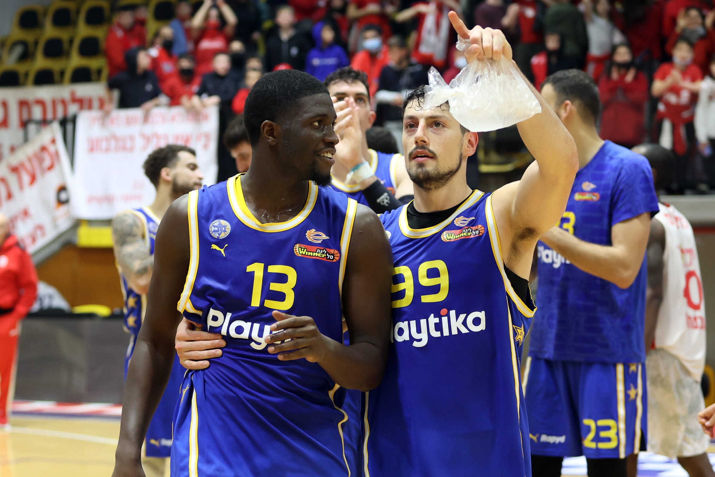 שחקן מכבי תל אביב יפתח זיו עם קיירי תומאס