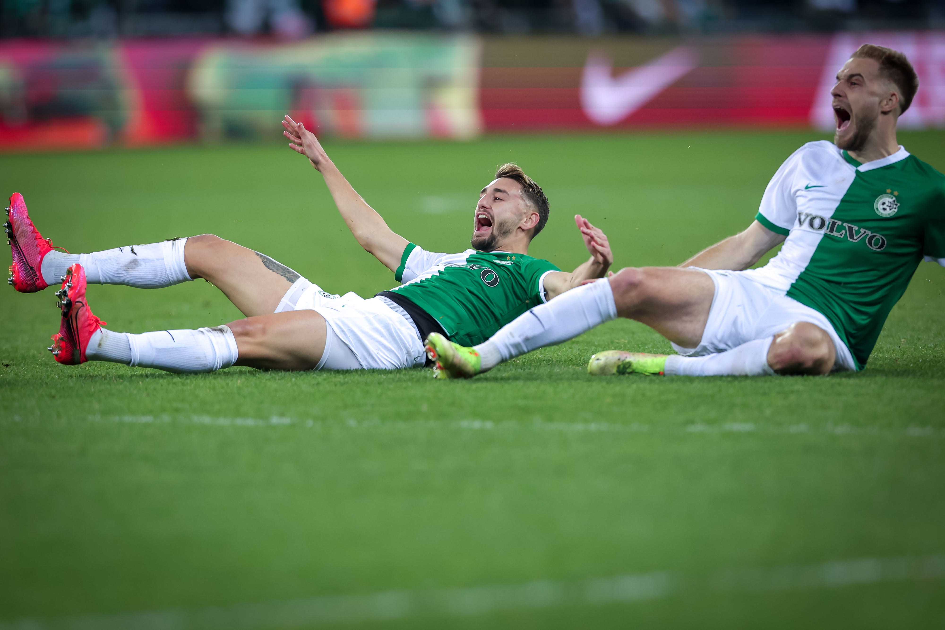 עומר אצילי חוגג שער של מכבי חיפה עם בוגדן פלאניץ'